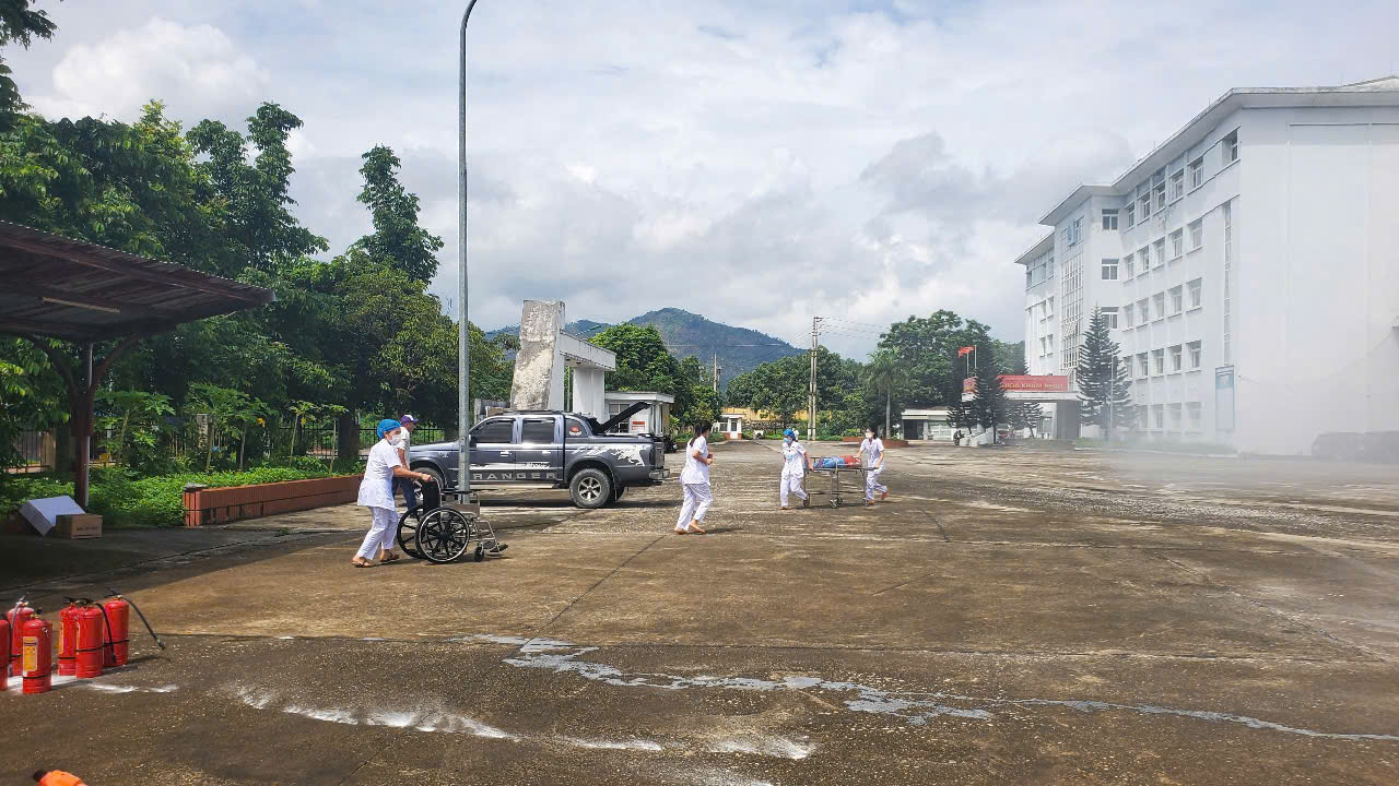 TUYÊN TRUYỀN, HUẤN LUYỆN NGHIỆP VỤ PCCC, CNCH VÀ THỰC TẬP PHƯƠNG ÁN CHỮA CHÁY TẠI BỆNH VIỆN PHỔI TUYÊN QUANG 