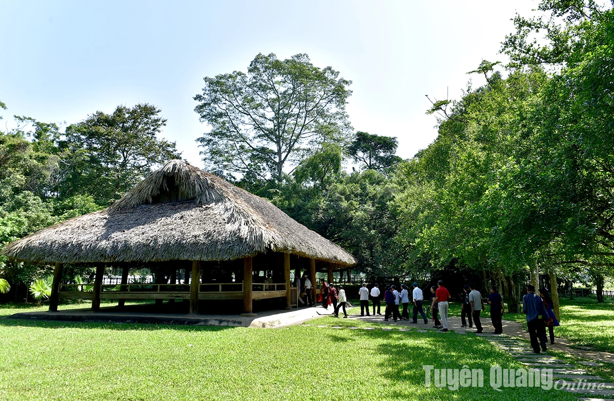 Từ ánh sáng Hồ Chí Minh đến khát vọng phát triển quê hương cách mạng