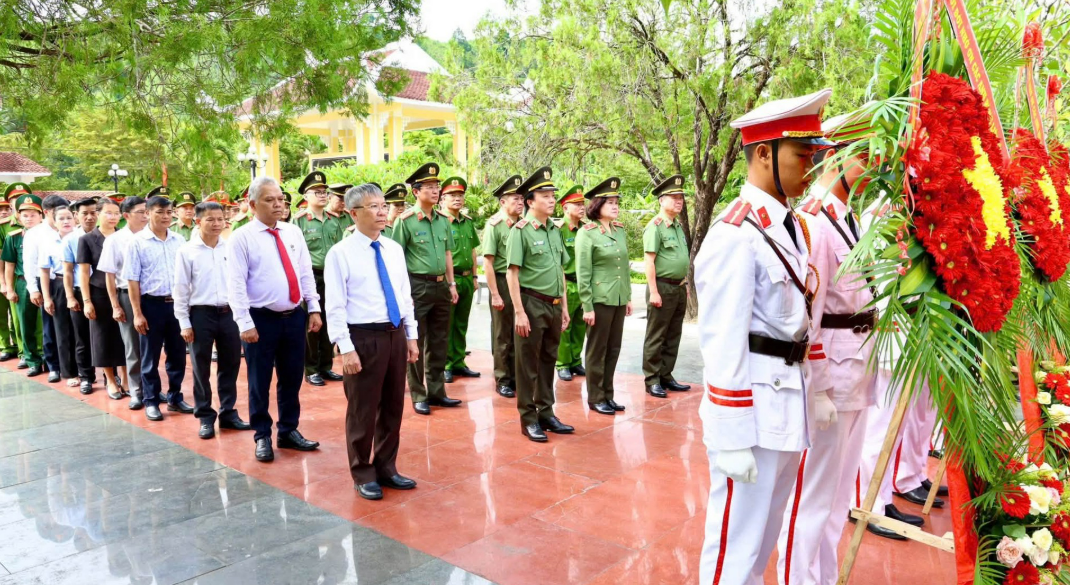 THỨ TRƯỞNG ĐẶNG HỒNG ĐỨC DÂNG HOA, DÂNG HƯƠNG TƯỞNG NIỆM CÁC ANH HÙNG LIỆT SĨ TẠI BẮC TRÀ MY