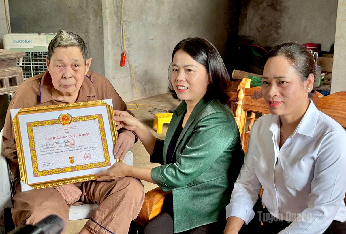 Các đồng chí lãnh đạo tỉnh trao Huy hiệu Đảng đợt 2/9