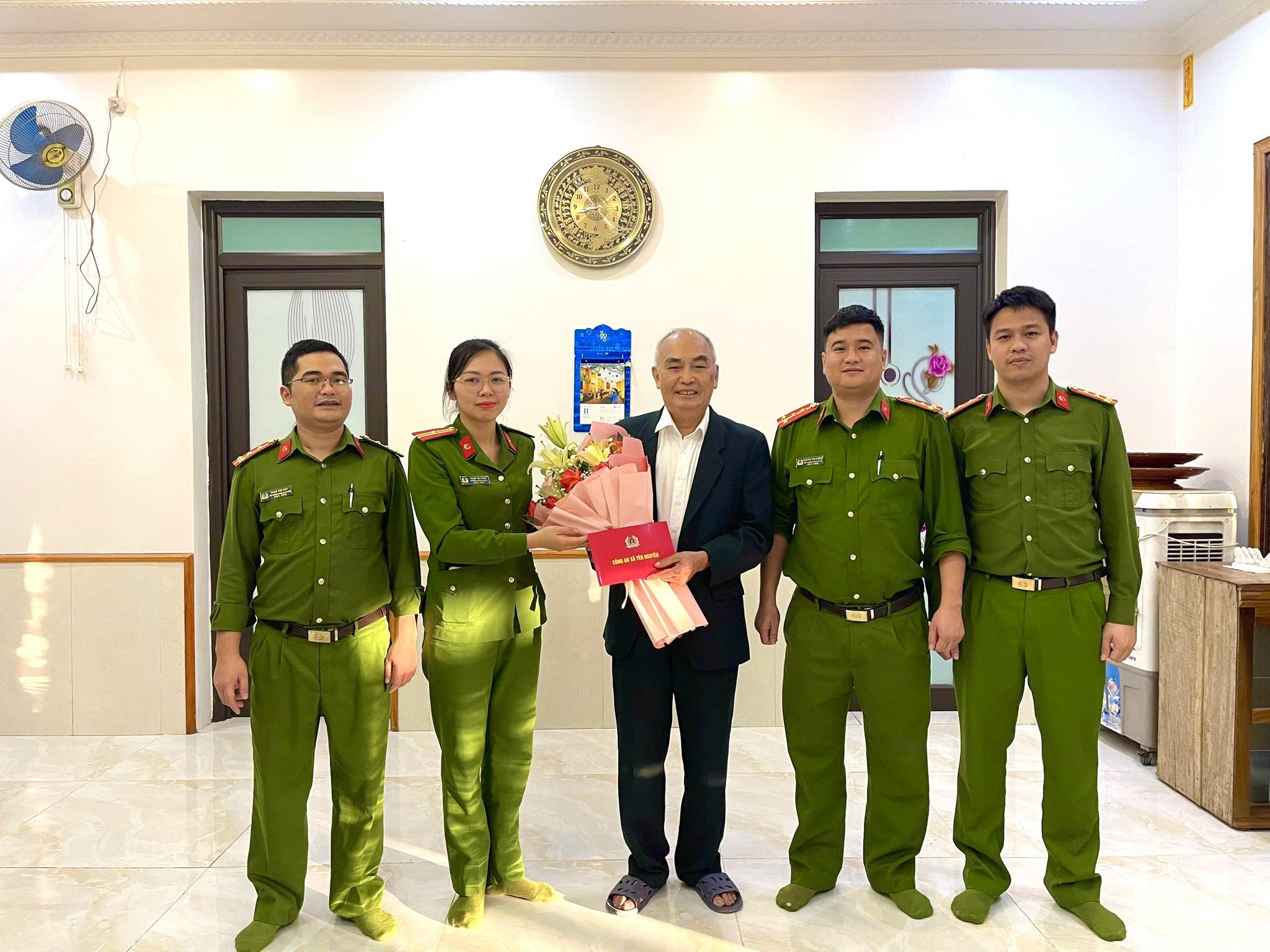 CÔNG AN XÃ YÊN NGUYÊN TRI ÂN VÀ CHÚC MỪNG HAI ĐỒNG CHÍ CÔNG AN HƯU TRÍ NHẬN HUY HIỆU 60 NĂM VÀ 30 NĂM TUỔI ĐẢNG