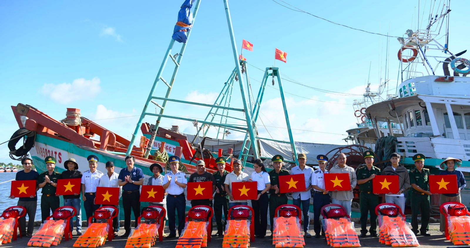Vùng Cảnh sát biển 3 đồng hành cùng ngư dân, chung tay gỡ 'thẻ vàng' IUU