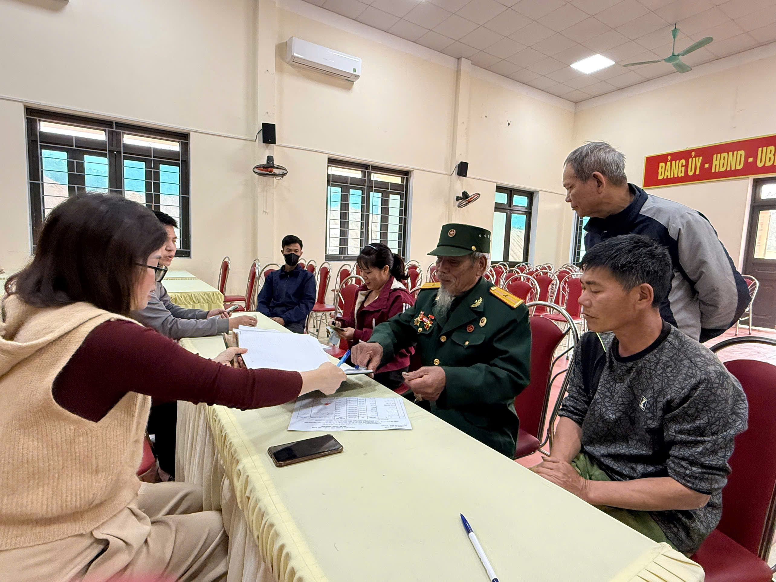 NHỮ KHÊ TẶNG QUÀ NGƯỜI CÓ CÔNG VỚI CÁCH MẠNG, CÁC ĐỐI TƯỢNG BẢO TRỢ XÃ HỘI, HƯU TRÍ XÃ HỘI VÀ ĐỐI TƯỢNG YẾU THẾ KHÁC