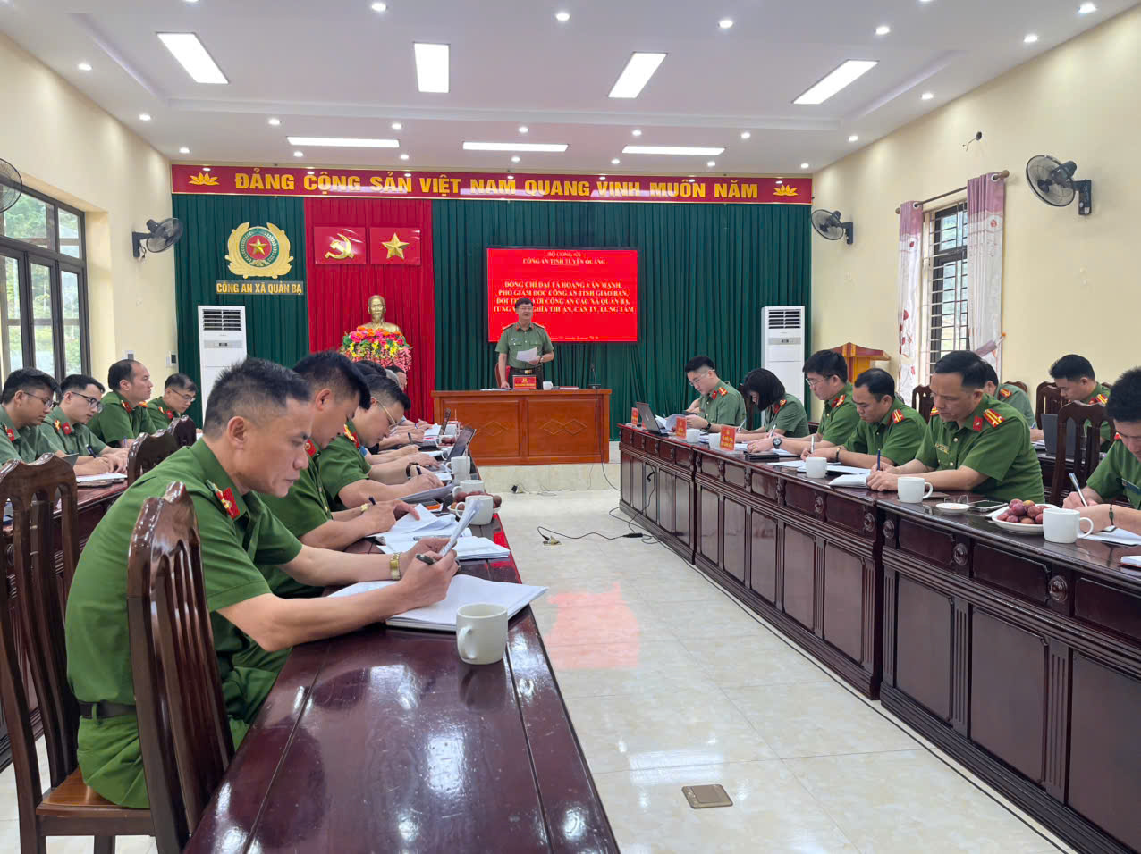 LÃNH ĐẠO CÔNG AN TỈNH LÀM VIỆC VỚI XÃ NGHĨA THUẬN 