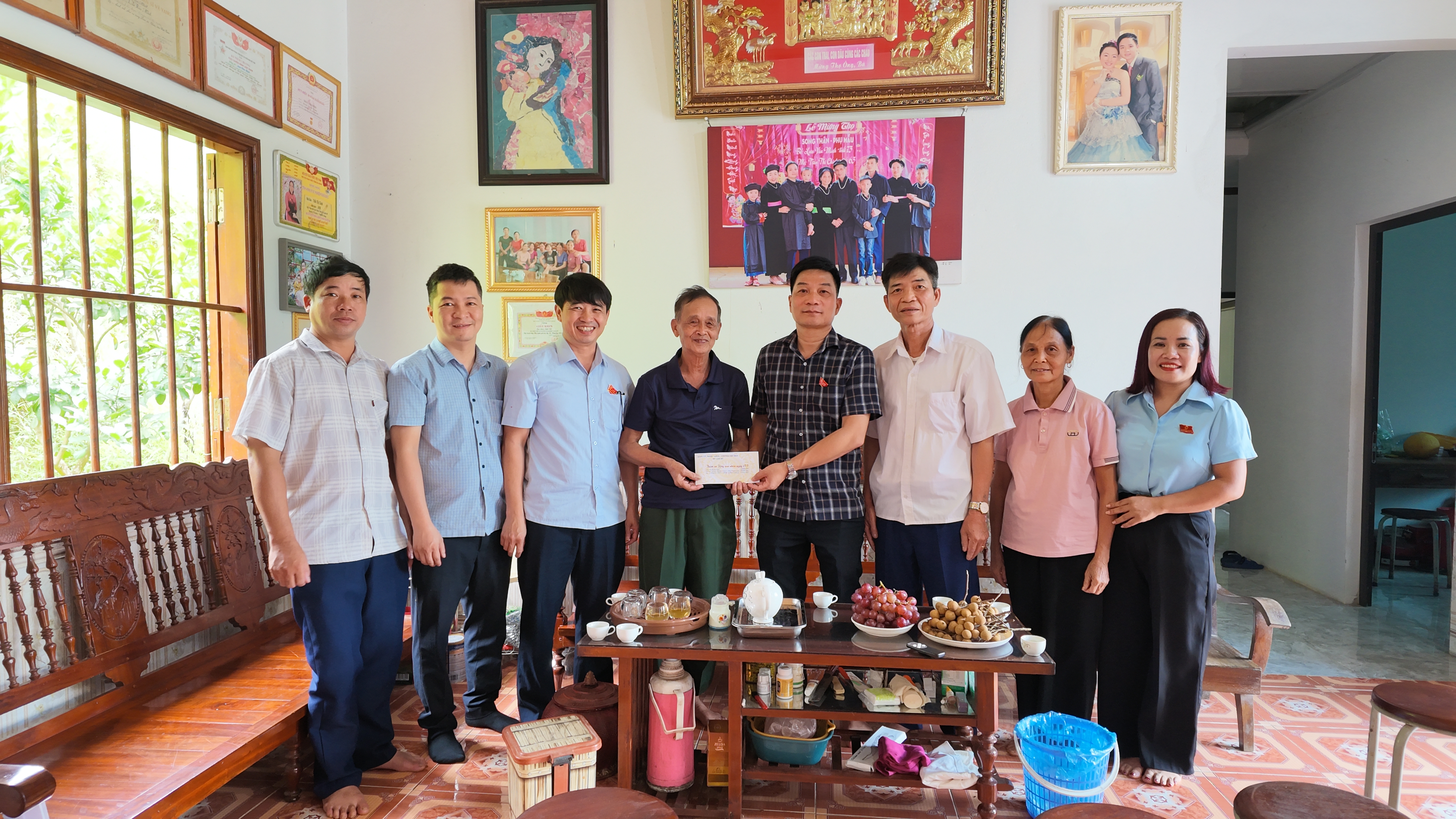 Tặng qu&agrave; 2.JPG