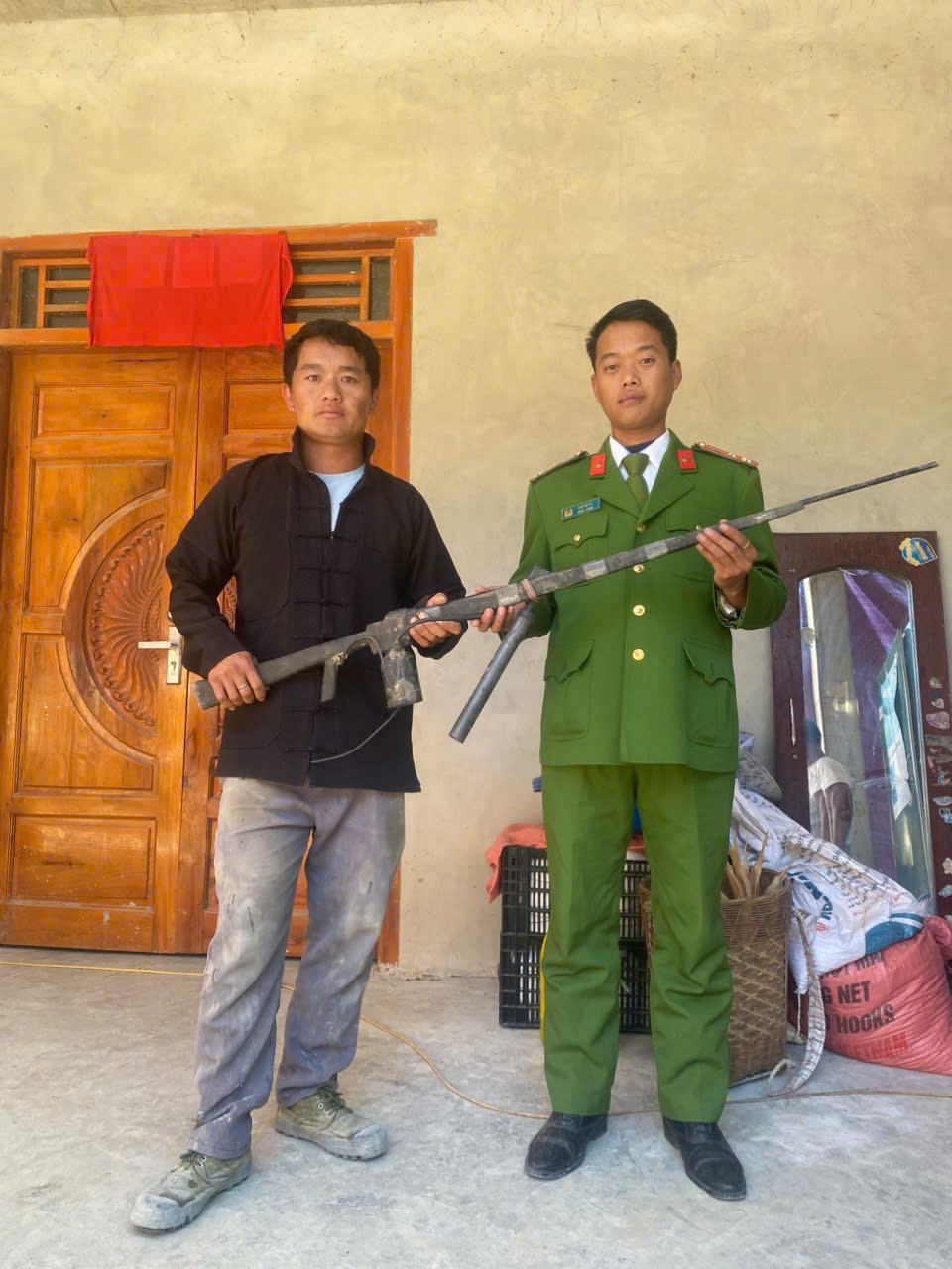 TUYÊN TRUYỀN, VẬN ĐỘNG NGƯỜI DÂN TỰ GIÁC GIAO NỘP CÁC LOẠI VŨ KHÍ, VẬT LIỆU NỔ, CÔNG CỤ HỖ TRỢ