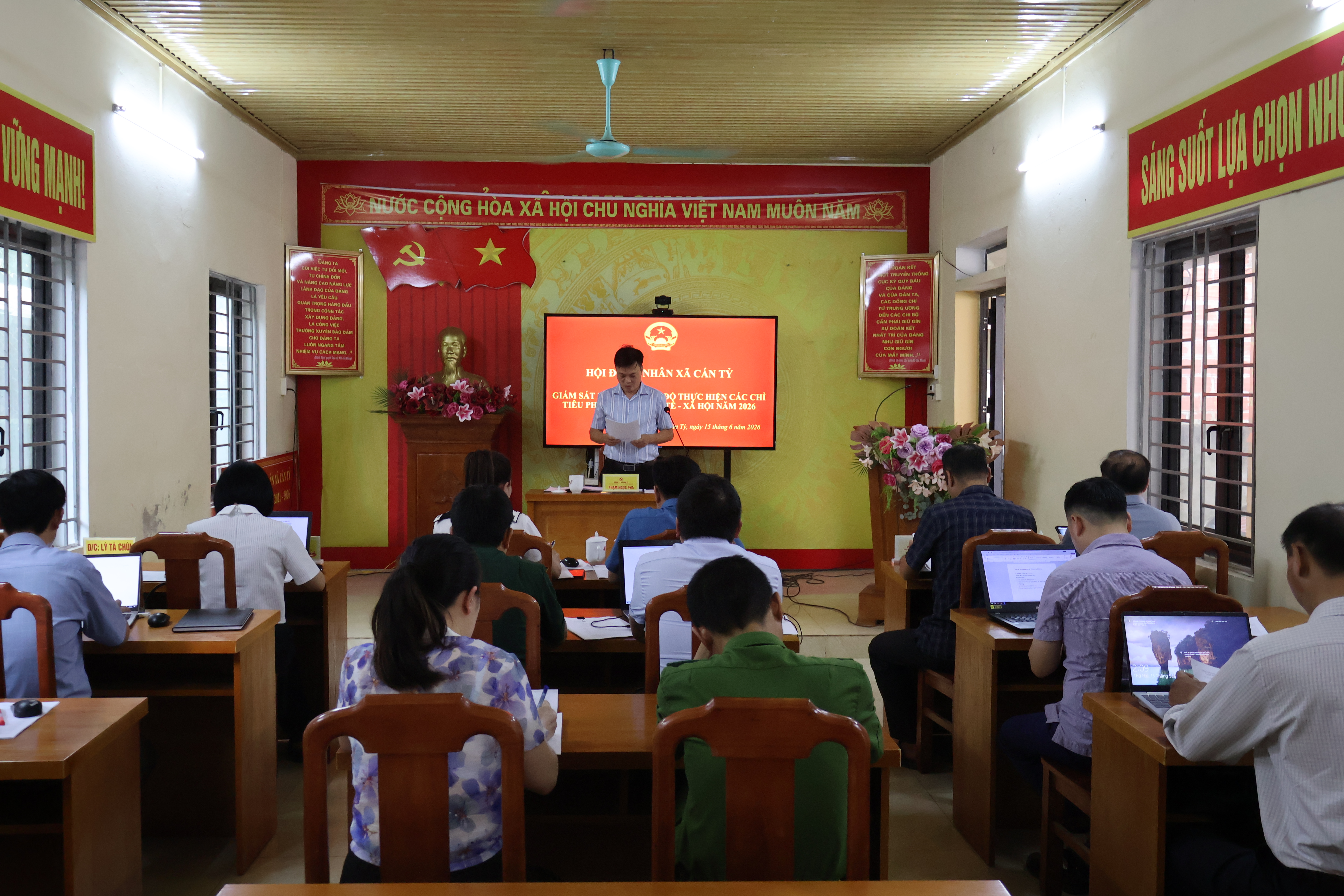 HỘI ĐỒNG NHÂN DÂN XÃ CÁN TỶ GIÁM SÁT KẾT QUẢ, TIẾN DỘ THỰC HIỆN CÁC CHỈ TIÊU PHÁT TRIỂN KINH TẾ - XÃ HỘI NĂM 2026
