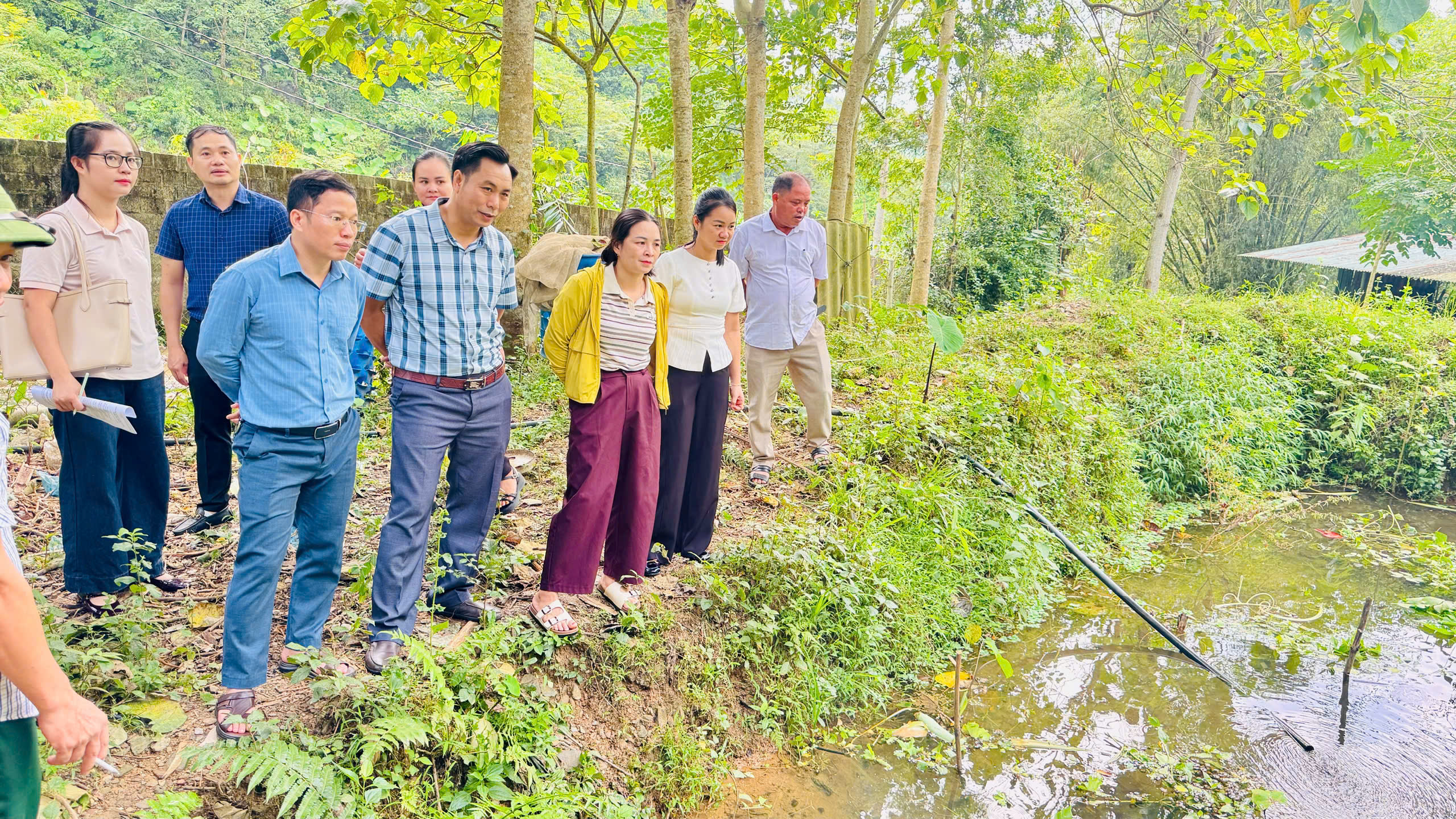Đoàn giám sát HĐND xã khảo sát thực tế đề án nuôi ốc nhồi trên địa bàn xã