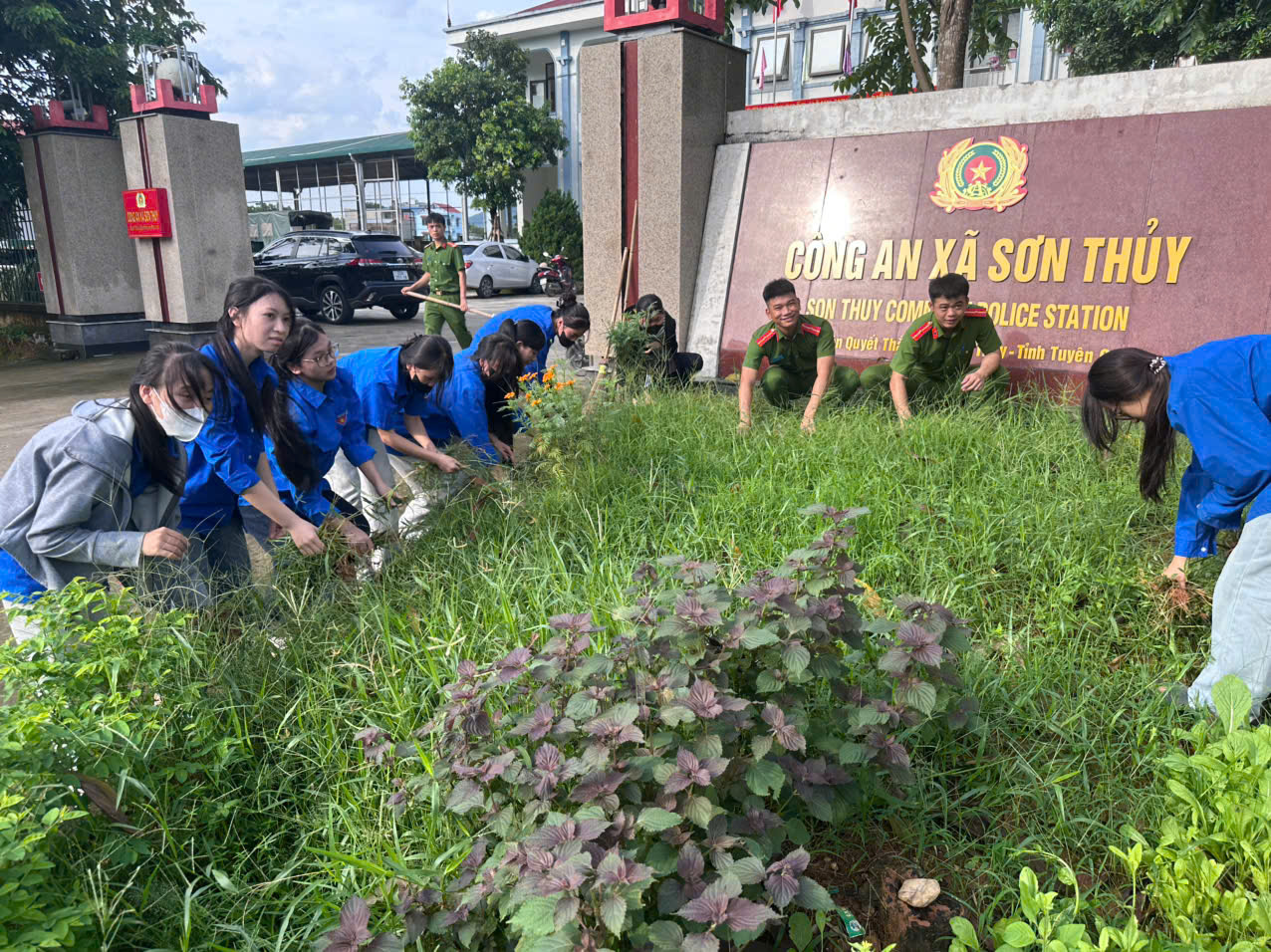 SỨC TRẺ CÔNG AN XÃ SƠN THỦY: RỰC RỠ “NGÀY CHỦ NHẬT XANH” CHÀO MỪNG QUỐC KHÁNH 2/9