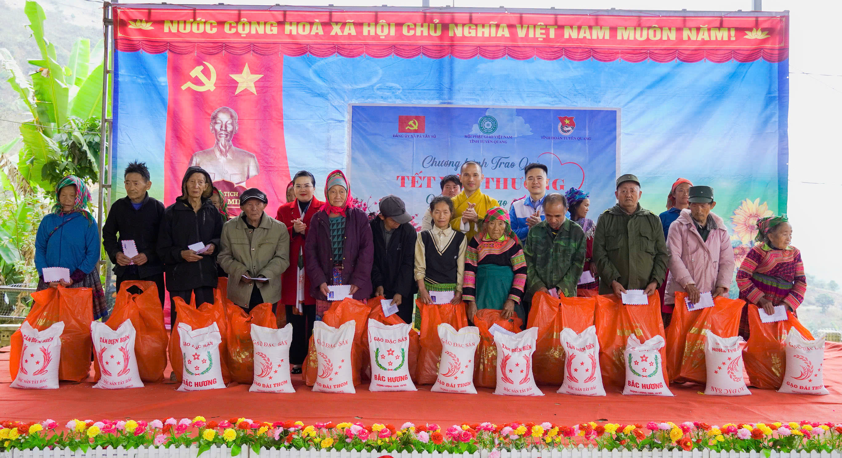 trao qu&agrave; tết xu&acirc;n b&iacute;nh ngọ (1).jpg