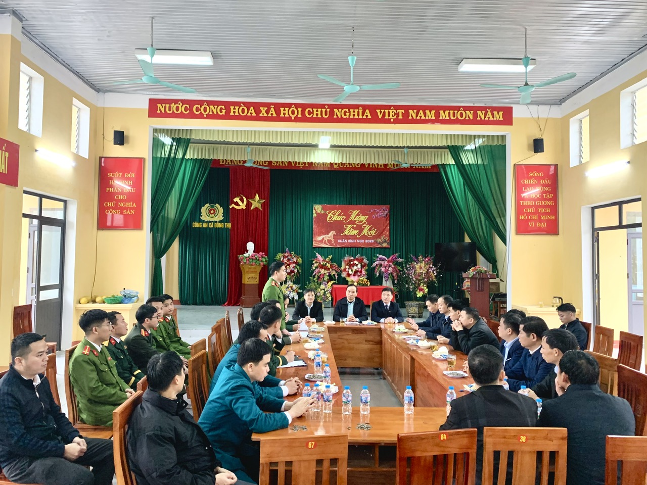 Thường trực Đảng uỷ xã, chúc Tết đơn vị lực lượng vũ trang, các cơ quan trên địa bàn xã.