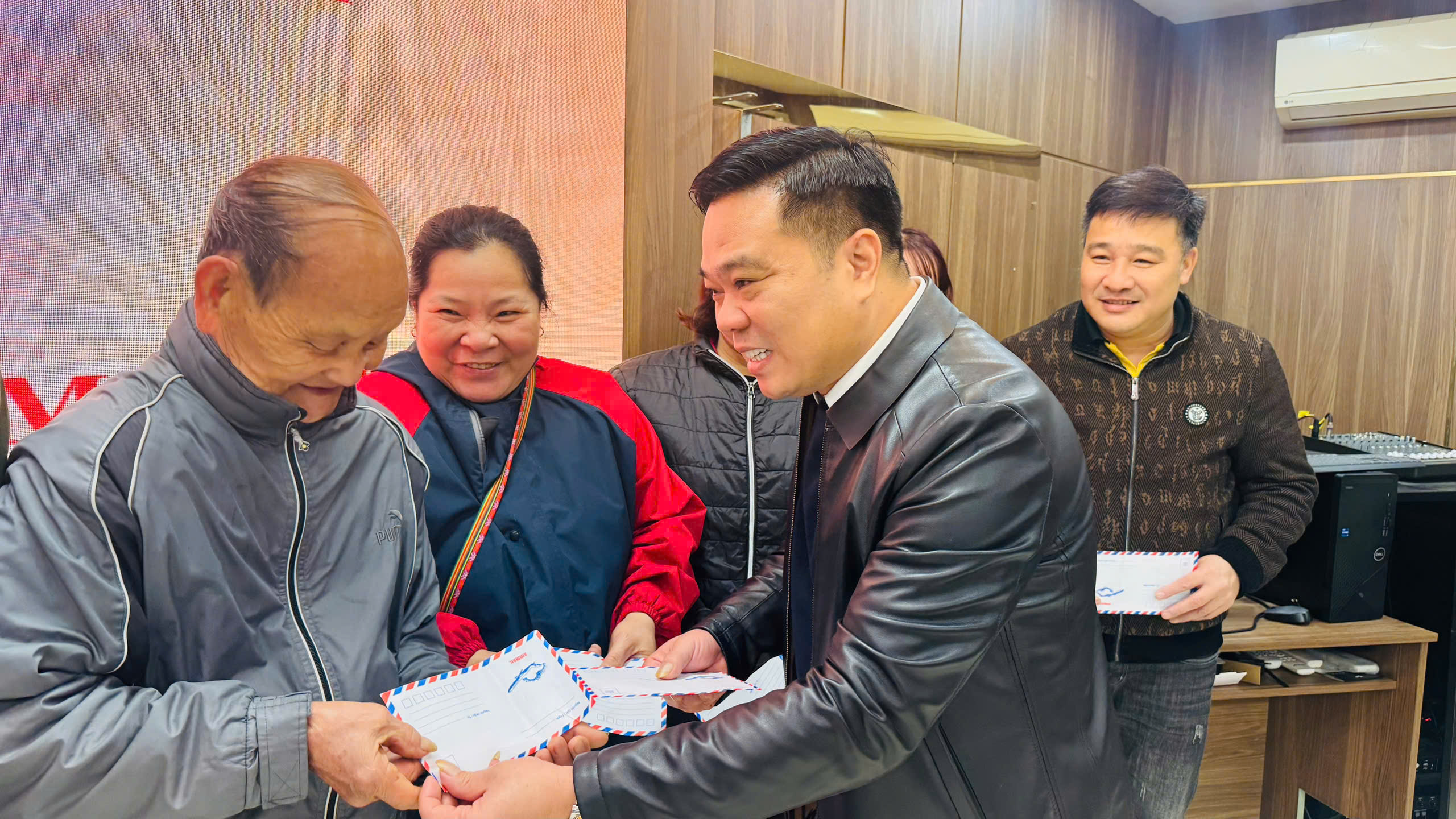 Trao quà cho nạn nhân chất độc da cam/điôxin