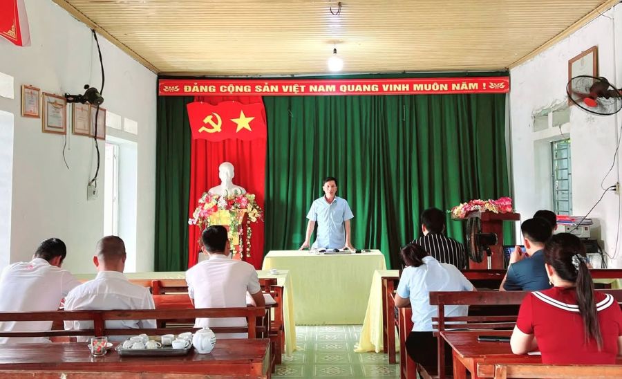 Đồng chí Phạm Văn Tuyên - Phó Chủ tịch Thường trực UBND xã làm việc với chi ủy các thôn về triển khai phương án sắp xếp thôn