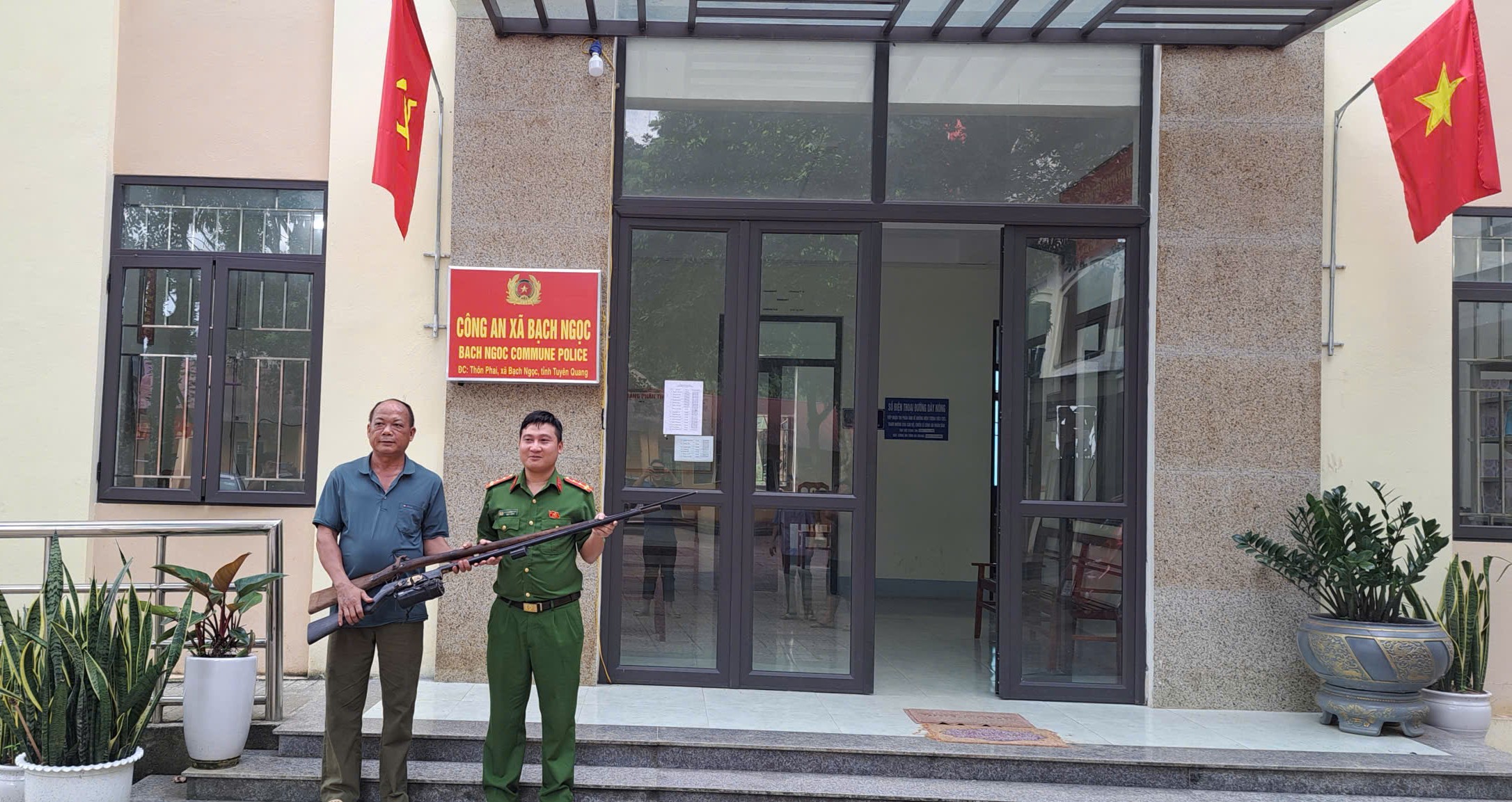 Xóa bỏ nếp nghĩ giữ súng trong nhà - Chung tay giữ bình yên cho bản làng