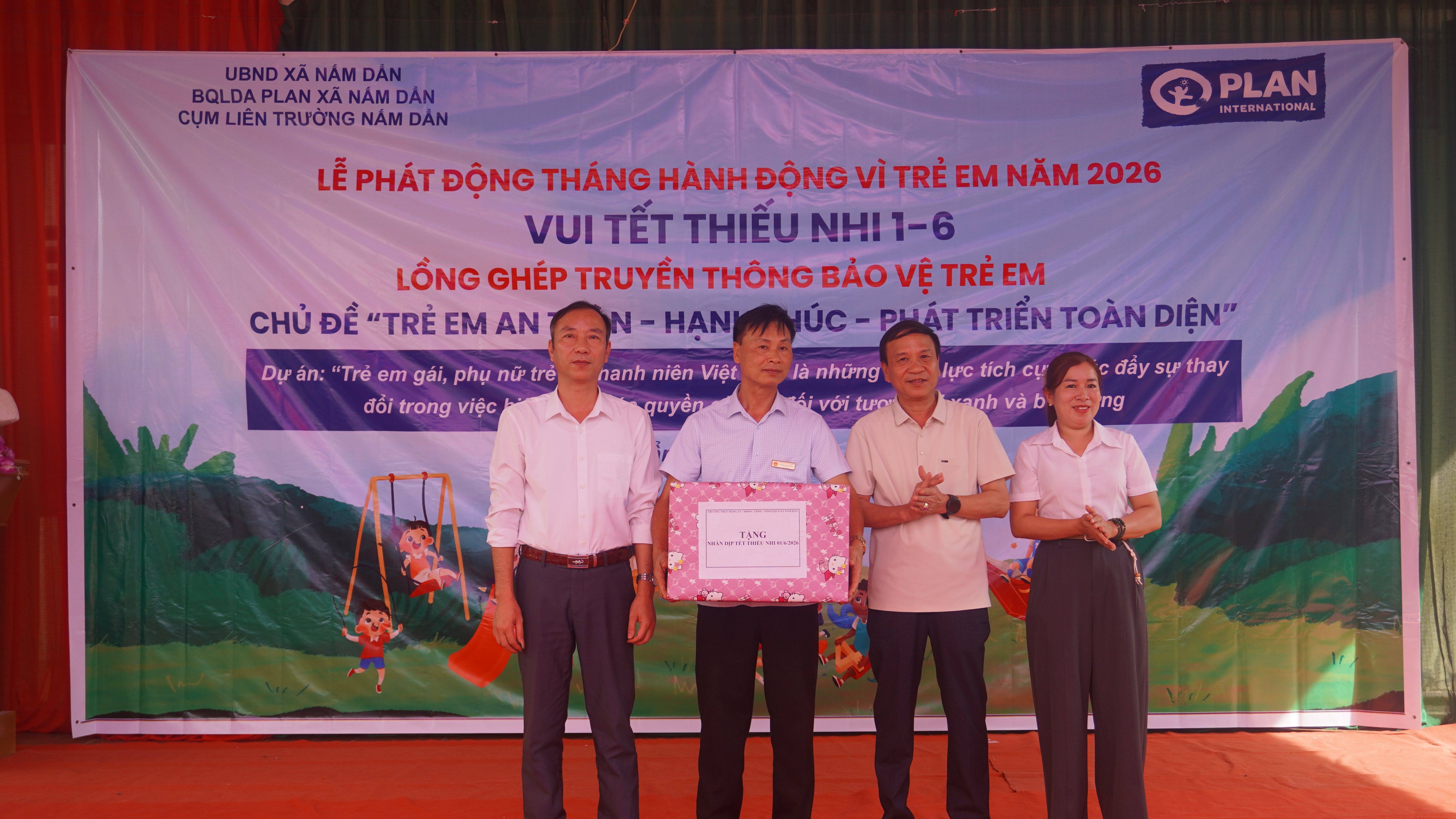 LÃNH ĐẠO XÃ NẤM DẨN DỰ LỄ TỔNG KẾT NĂM HỌC VÀ TẶNG QUÀ NHÂN DỊP TẾT THIẾU NHI 01/6