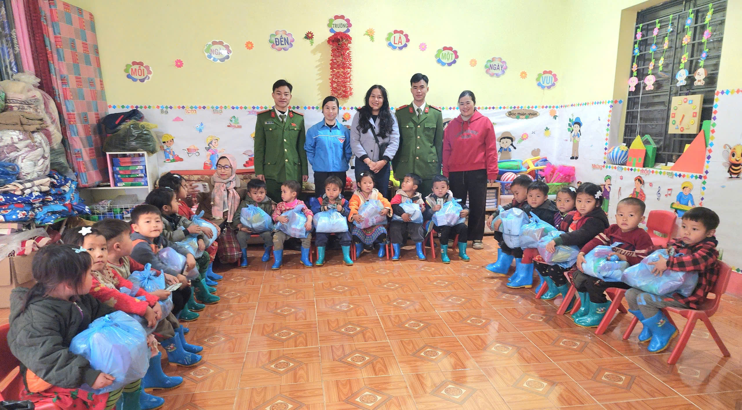 TRAO QUÀ CHO HỌC SINH VÀ THĂM HỎI NGƯỜI CAO TUỔI NHÂN DỊP TẾT NGUYÊN ĐÁN 2026