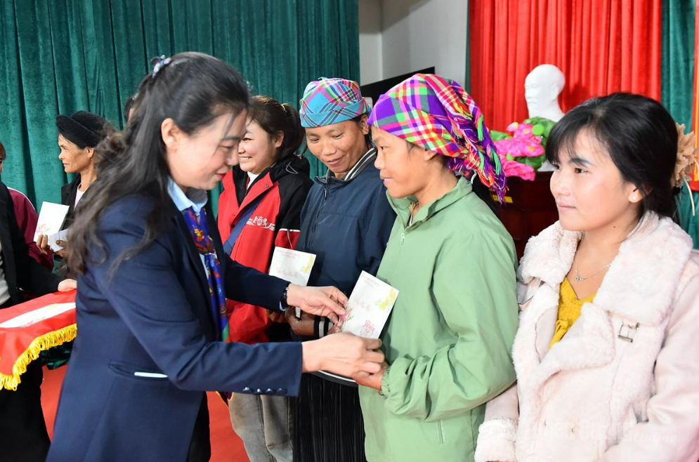 PHÓ BÍ THƯ THƯỜNG TRỰC TỈNH ỦY LÊ THỊ KIM DUNG TẶNG QUÀ CÁC HỘ NGHÈO XÃ BÌNH AN