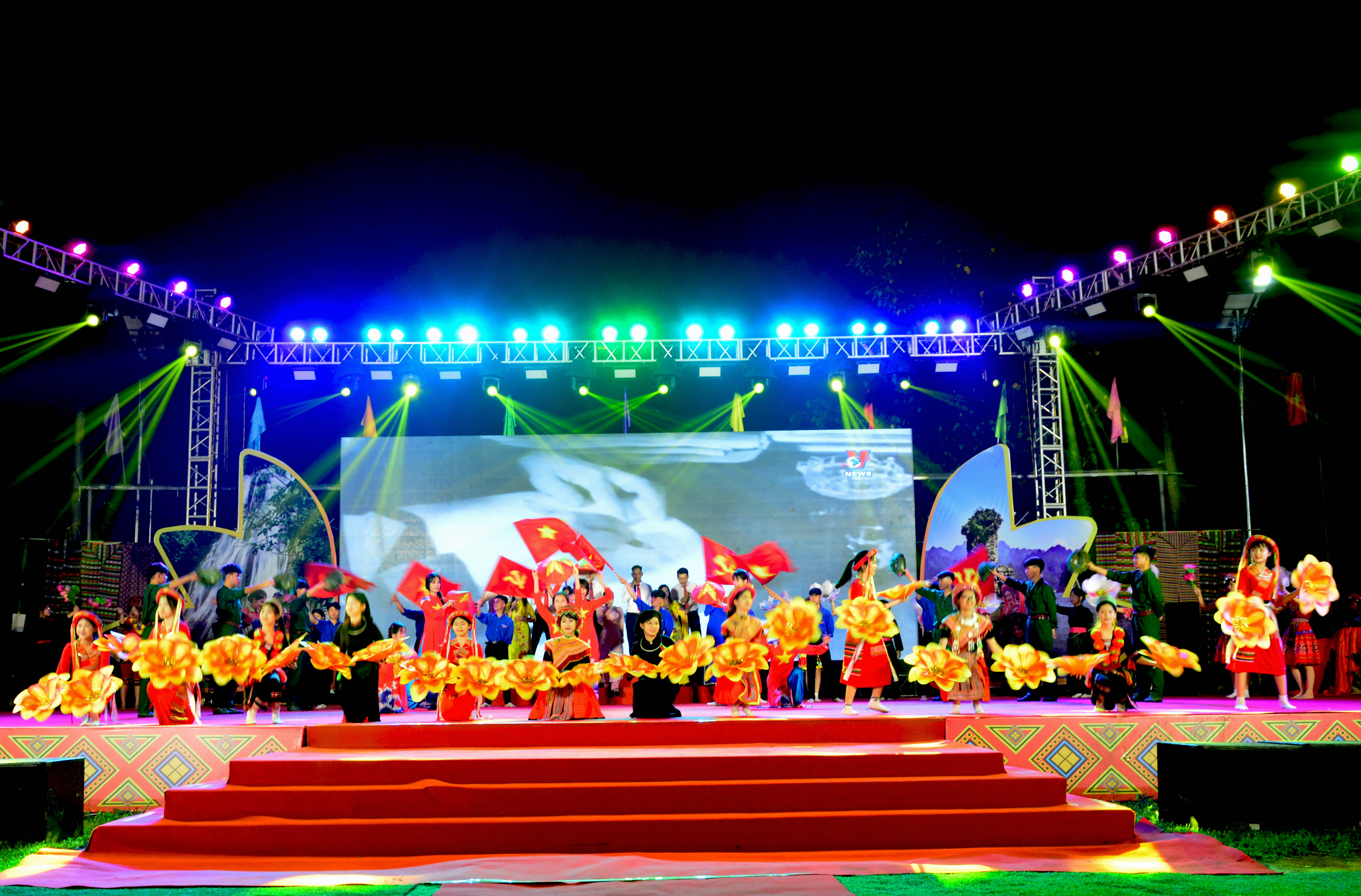 Chương trình nghệ thuật “Lâm Bình vững bước đi lên”