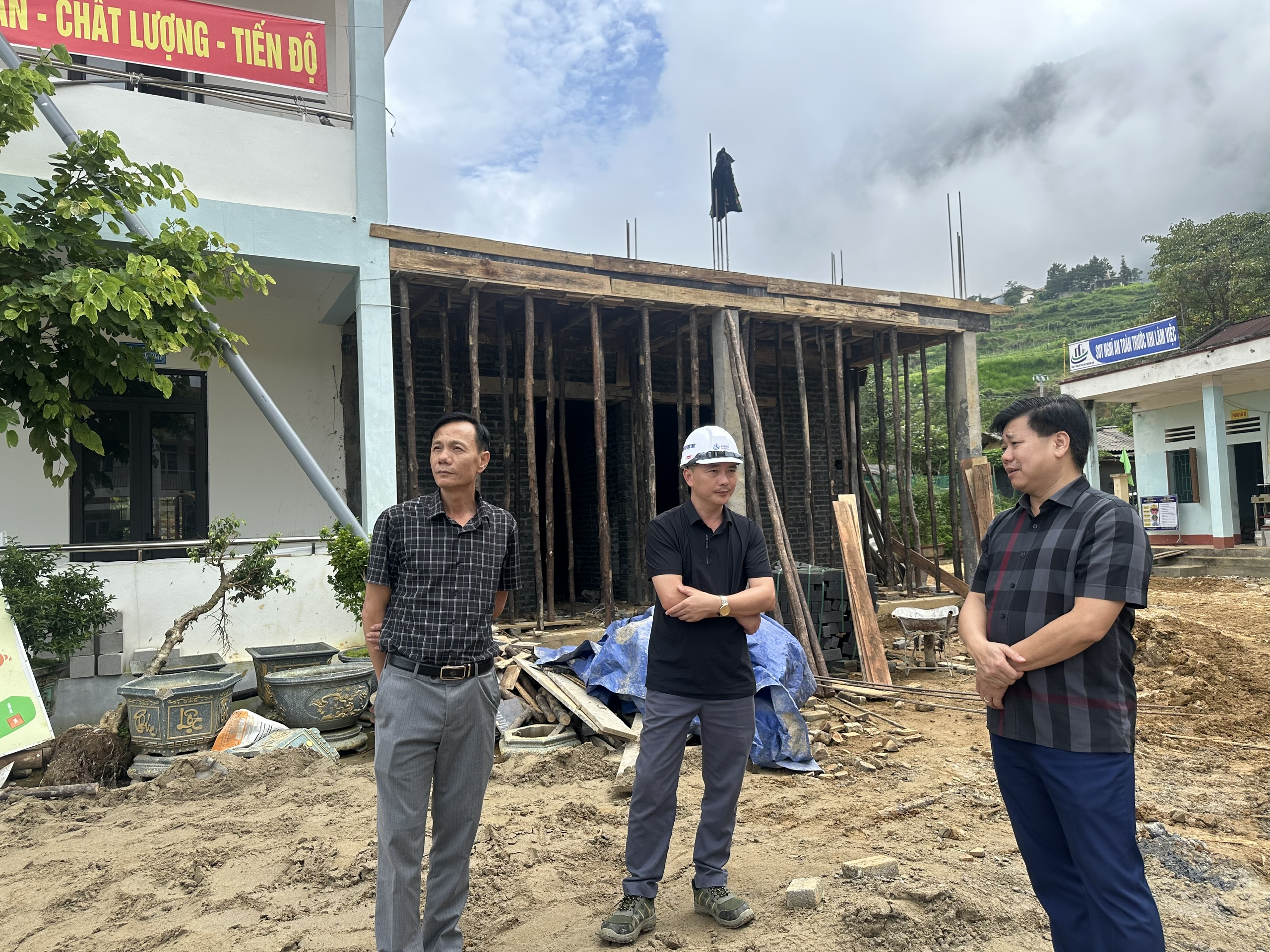 Đồng chí Thẩm Hữu Thanh kiểm tra tiến độ xây dựng Trường Phổ thông Dân tộc Nội trú liên cấp và tình hình phát triển cây hồng không hạt