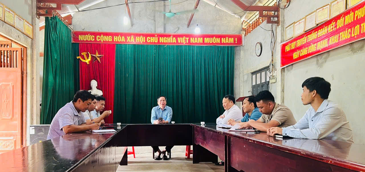 LÃNH ĐẠO XÃ CÔN LÔN LÀM VIỆC VỚI CHI BỘ LŨNG KHIÊNG VÀ CHI BỘ PHIÊNG THỐC V Ề THỰC HIỆN CHỦ TRƯƠNG SẮP XẾP, SÁP NHẬP THÔN