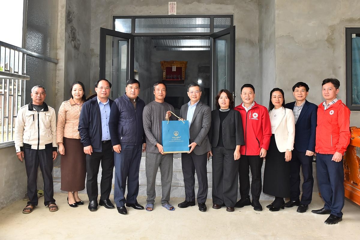 Chủ tịch HĐND tỉnh Nguyễn Văn Sơn thăm, tặng quà hộ gia đình được hỗ trợ làm nhà Nhân ái tại xã Nà Hang