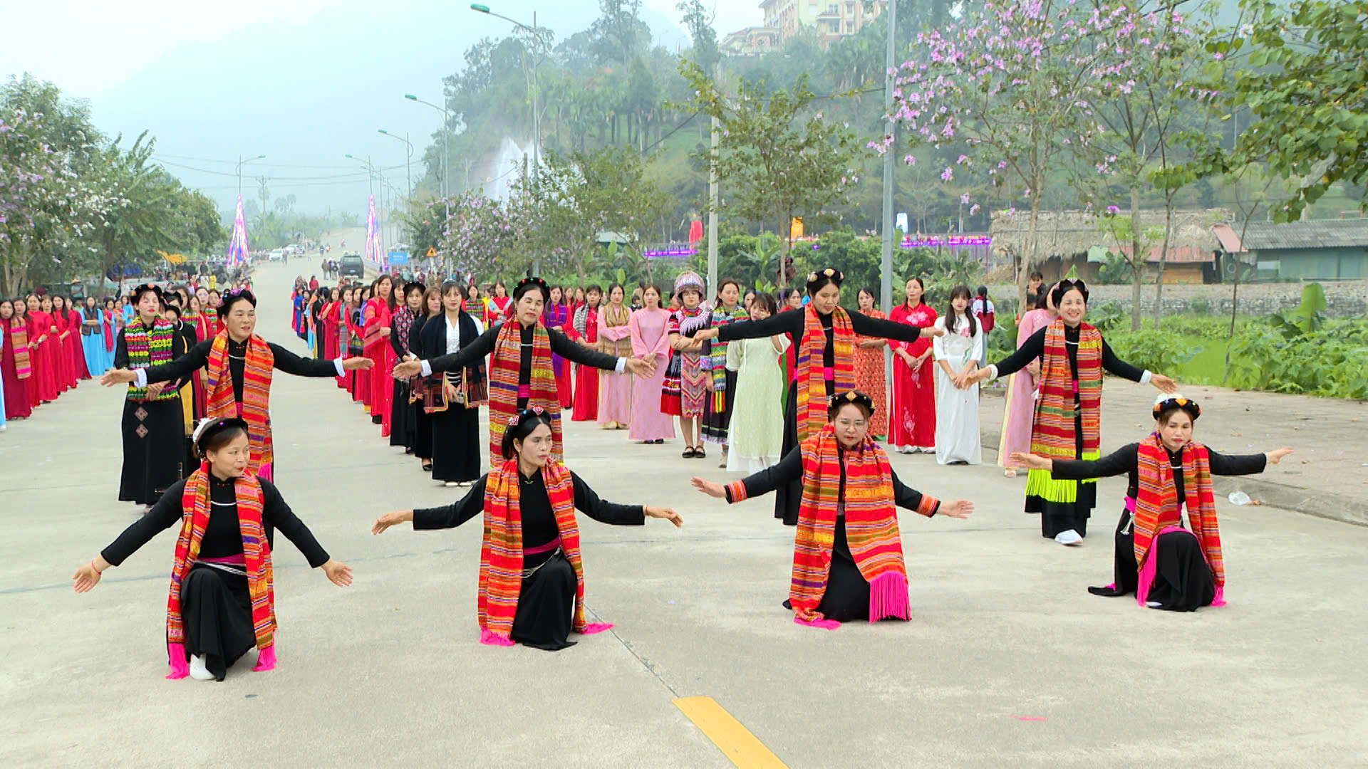 Xã Lâm Bình trên 400 hội viên phụ nữ rạng rỡ trong Ngày hội Áo dài  và đồng diễn dân vũ 2026