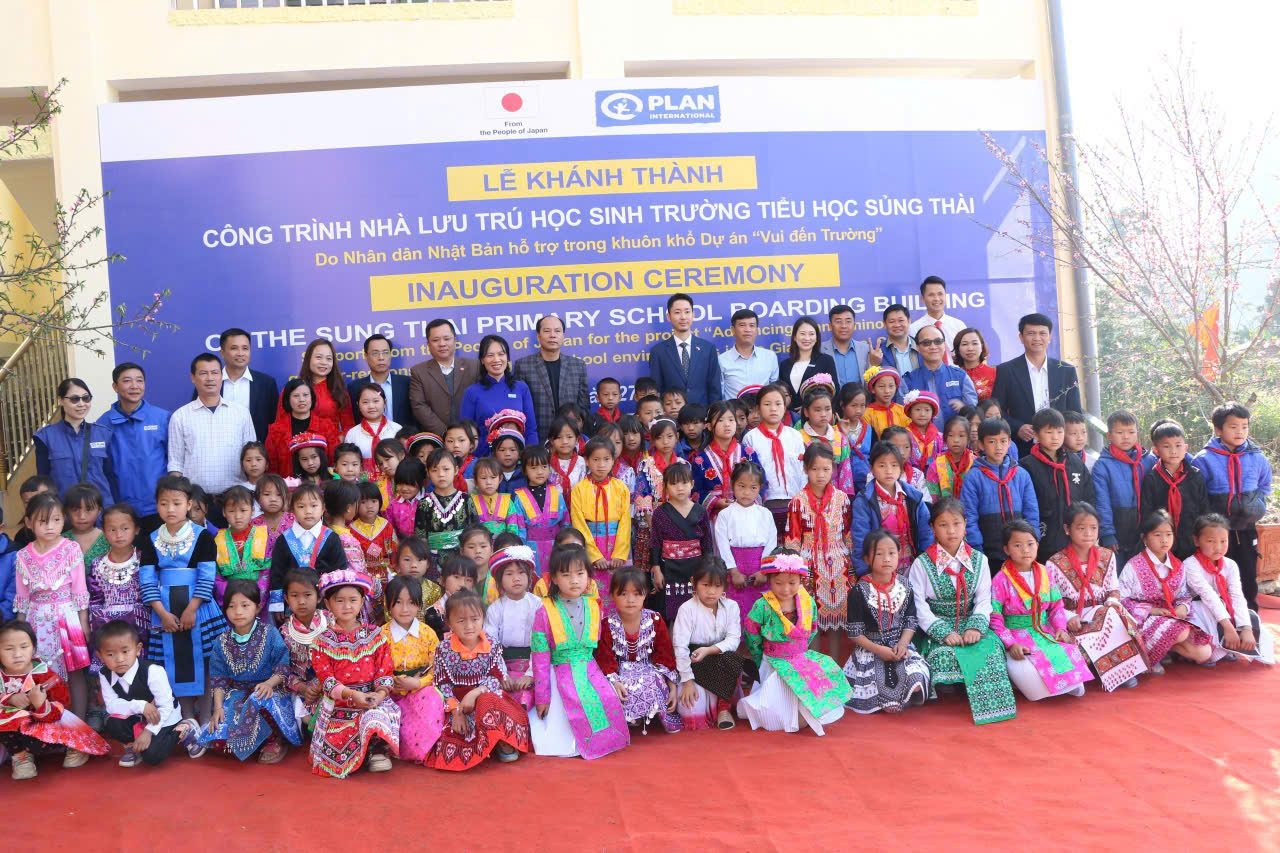 Ông Yamamoto Naoki, Bí thư thứ nhất, Đại sứ quán Nhật Bản tại Việt Nam thăm và tham dự Lễ bàn giao - khánh thành công trình nhà lưu trú học sinh tại Trường PTDTBT Tiểu học Sủng Thài, xã Thắng Mố, tỉnh Tuyên Quang