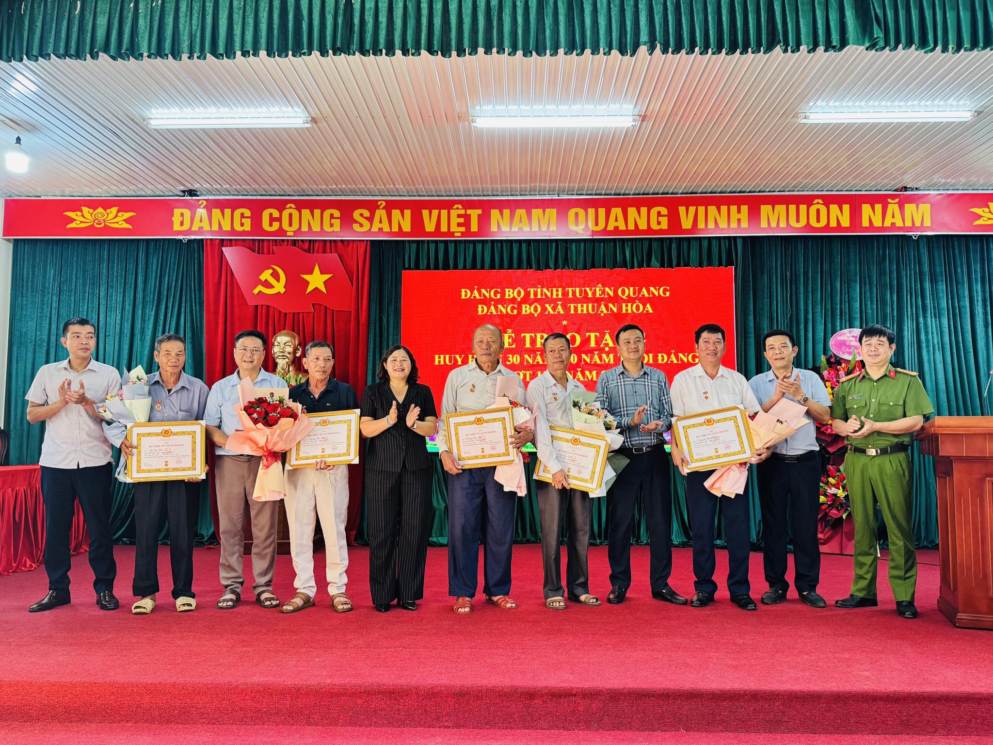Thuận Hòa trao Huy hiệu Đảng cho các đảng viên