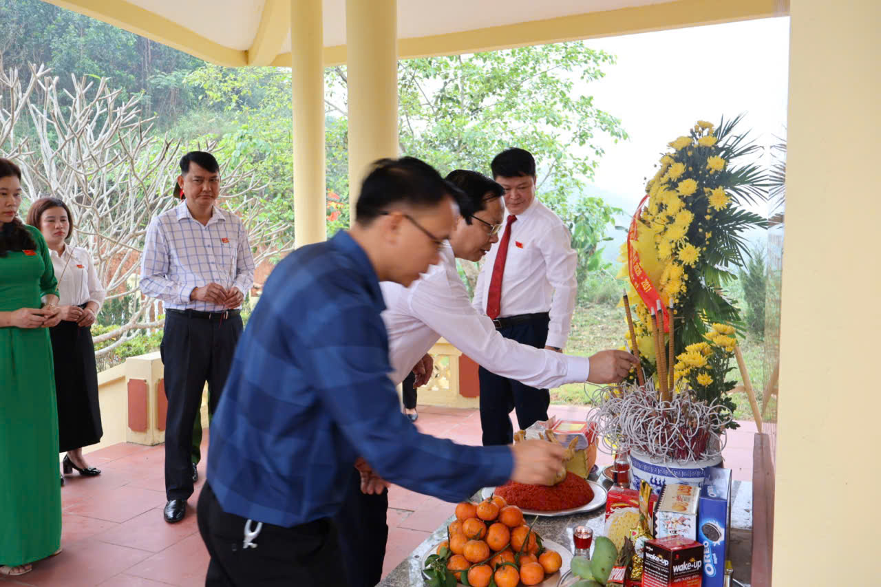 Viếng liệt sỹ55.jpg