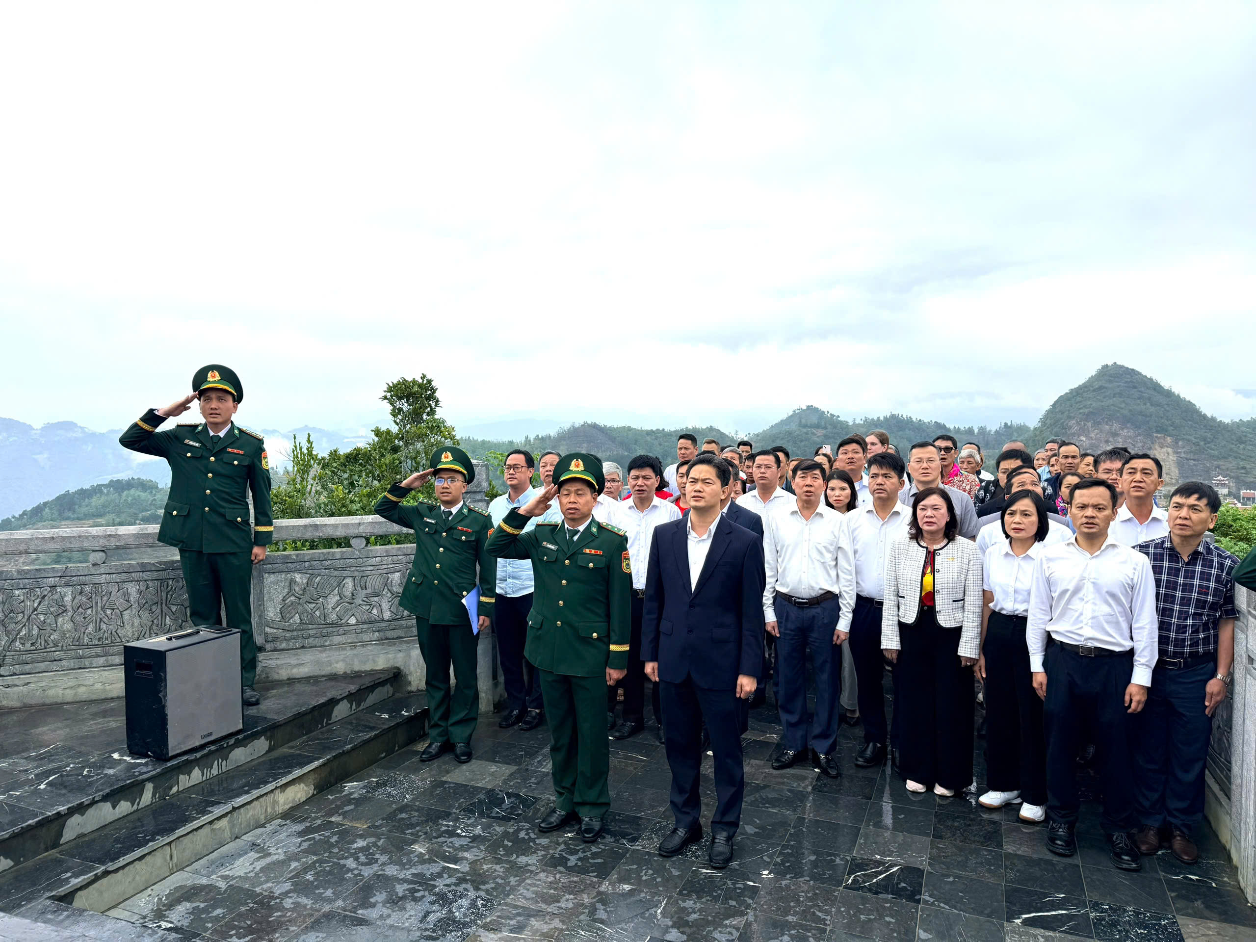 TĂNG CƯỜNG KẾT NỐI, CHUNG TAY HỖ TRỢ ĐỊA PHƯƠNG VÙNG BIÊN LŨNG CÚ