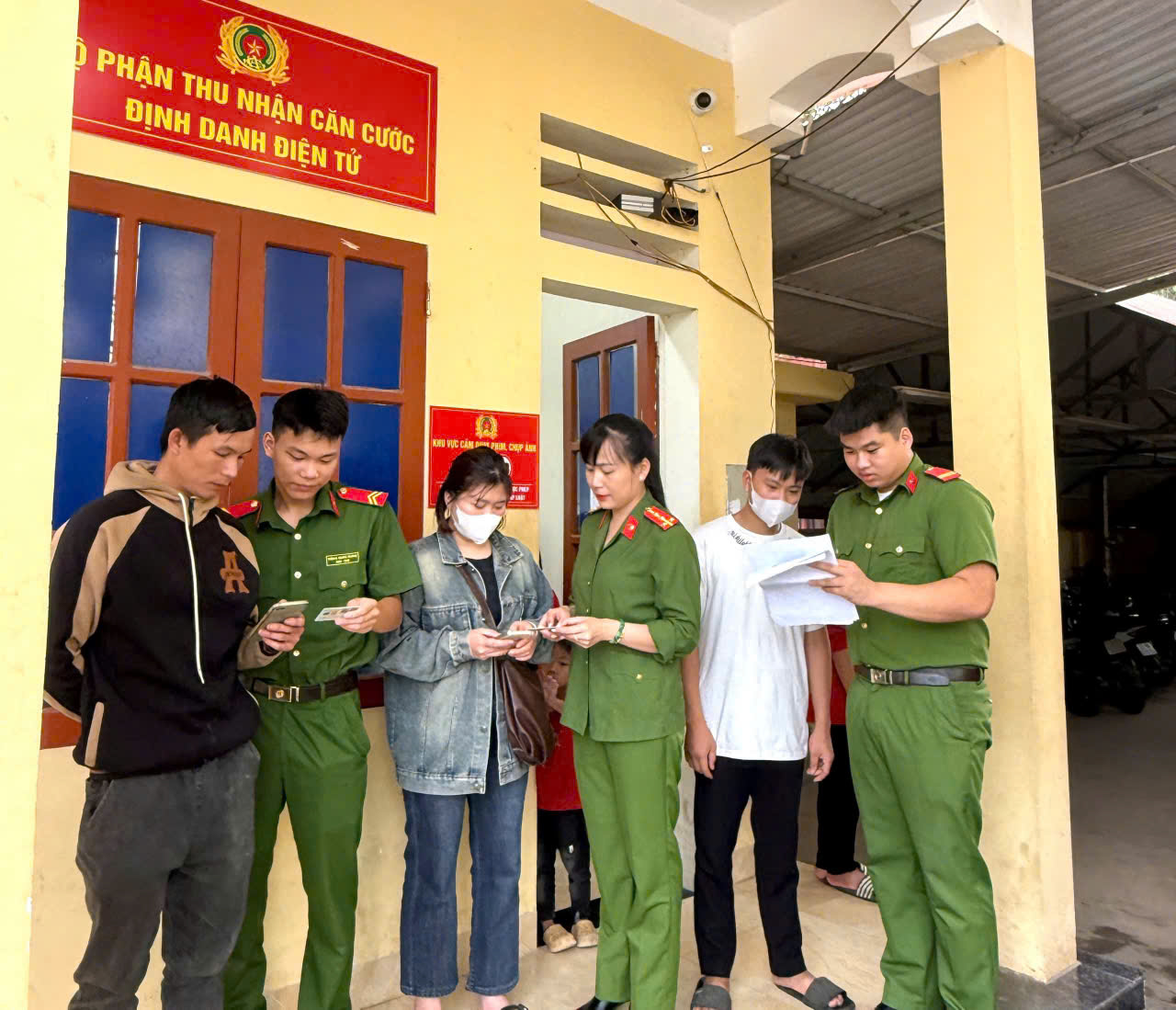 PHÂN TRẠI TẠM GIAM BẮC QUANG TĂNG CƯỜNG HỖ TRỢ CÔNG AN XÃ QUANG BÌNH TRONG CÔNG TÁC CẤP CCCD VÀ ĐỊNH DANH ĐIỆN TỬ