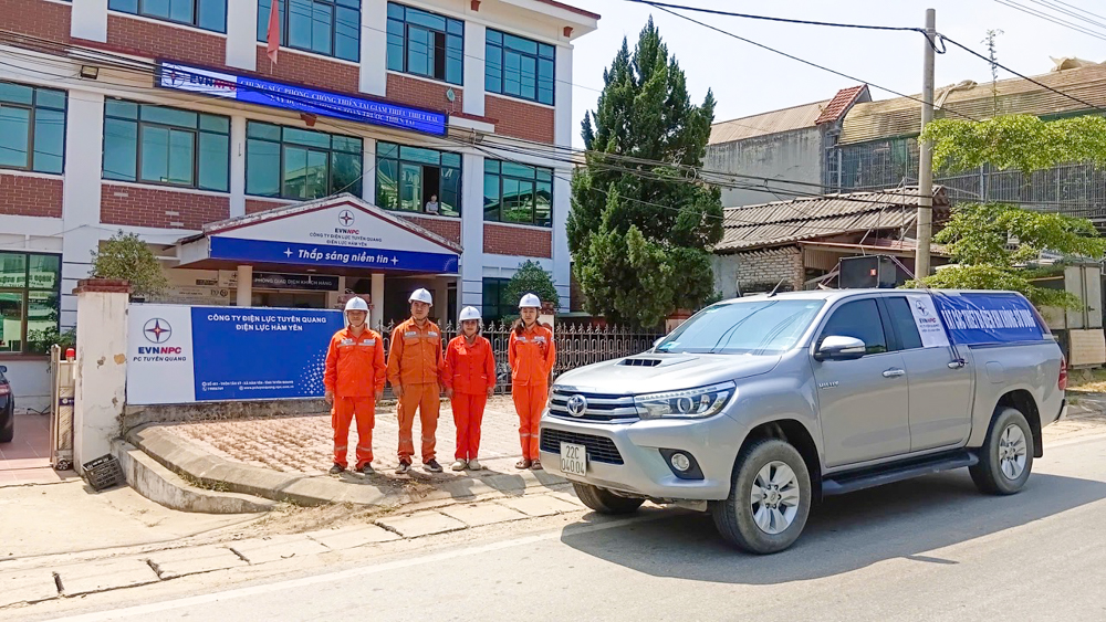 Điện lực Hàm Yên ra quân tuyên truyền sử dụng điện an toàn, tiết kiệm, hiệu quả trong mùa nắng nóng