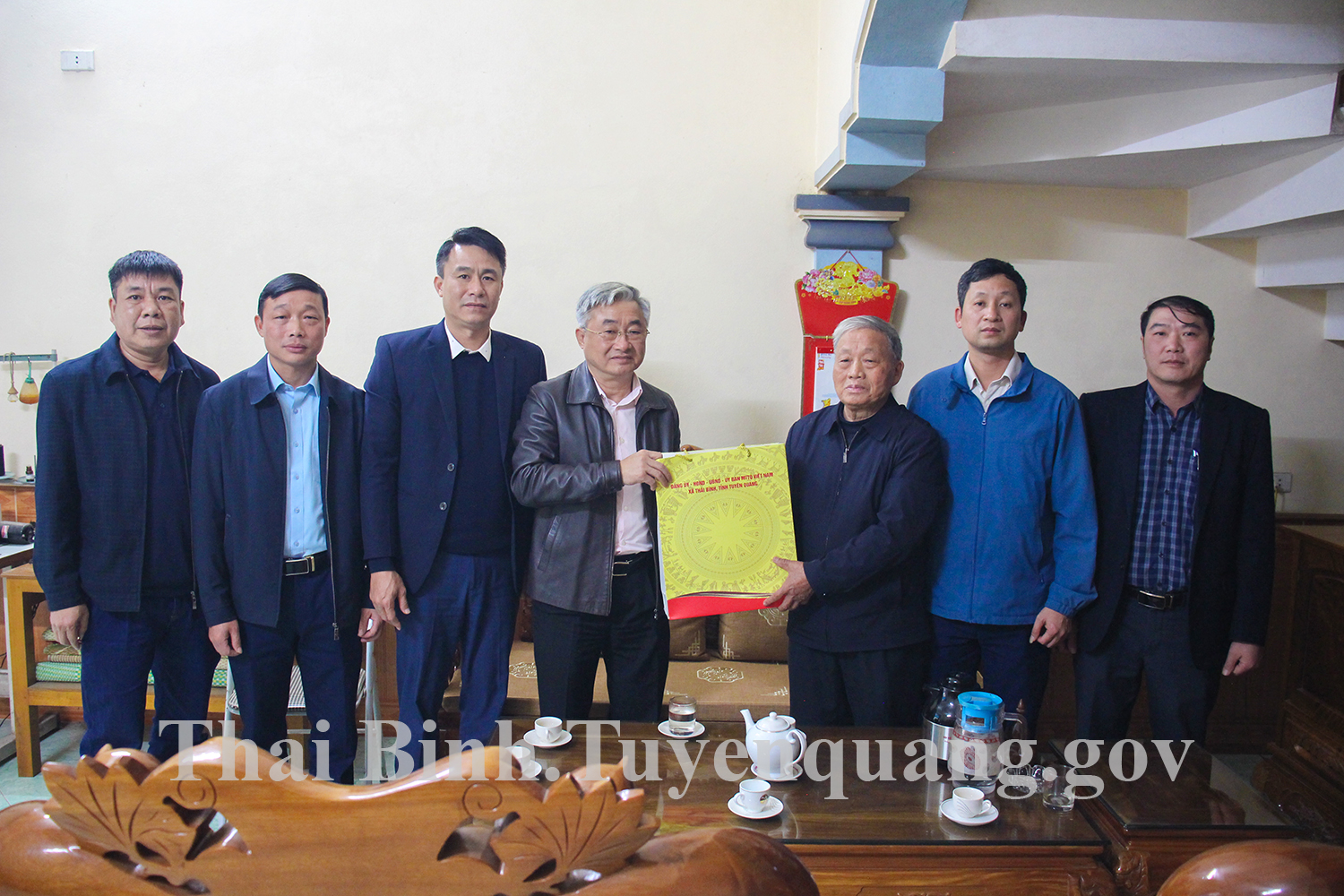 Đồng chí Bí thư Đảng ủy xã Thái Bình thăm, tặng quà nguyên lãnh đạo xã nhân dịp Tết Nguyên đán Bính Ngọ 2026