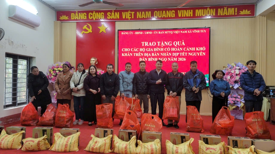 Trao qu&agrave; c&aacute;c hộ kh&oacute; khăn 1.jpg