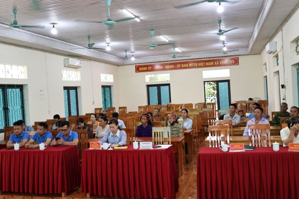 Cty Xu&acirc;n Thiện Tặng qu&agrave; t kh Phạt giữa.JPG