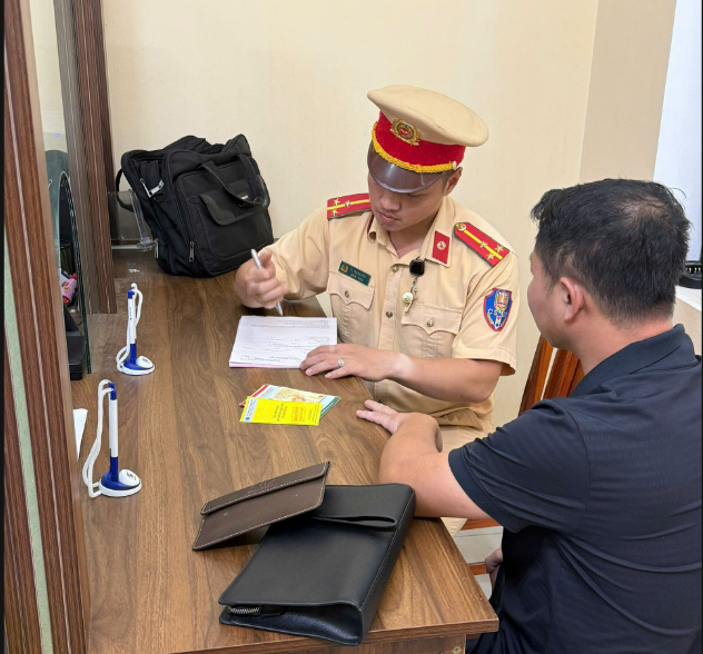 DỪNG, ĐỖ XE TRÊN VẠCH QUA ĐƯỜNG DÀNH CHO NGƯỜI ĐI BỘ - BIẾT SAI NHƯNG VẪN NHIỀU NGƯỜI VI PHẠM