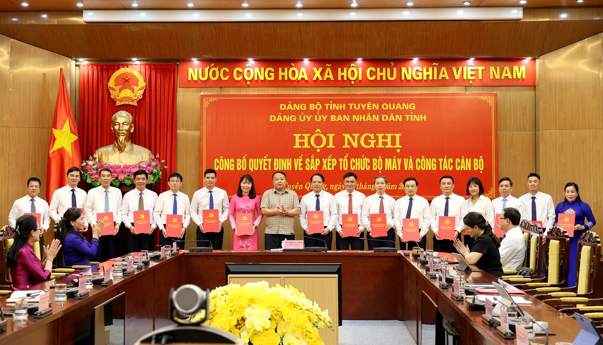 Đảng ủy UBND tỉnh công bố Quyết định về sắp xếp tổ chức bộ máy và công tác cán bộ