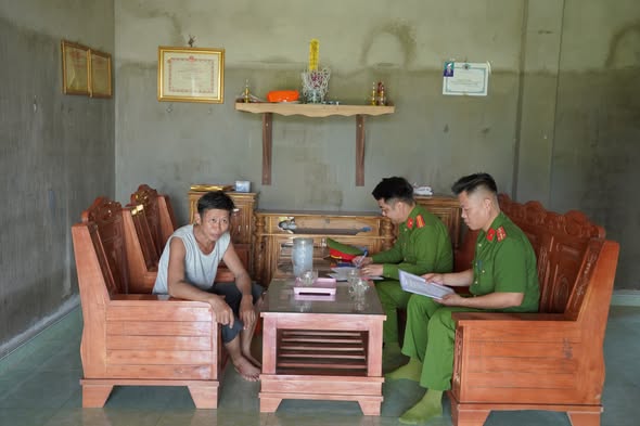 CÔNG AN XÃ VIỆT LÂM VẬN ĐỘNG THÂN NHÂN LIỆT SĨ THAM GIA LẤY MẪU ADN XÁC ĐỊNH DANH TÍNH HÀI CỐT LIỆT SĨ