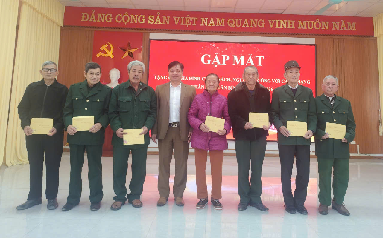 Tân Long  gặp mặt, tặng quà gia đình chính sách,  người có công với cách mạng nhân dịp Tết Nguyên đán Bính Ngọ năm 2026