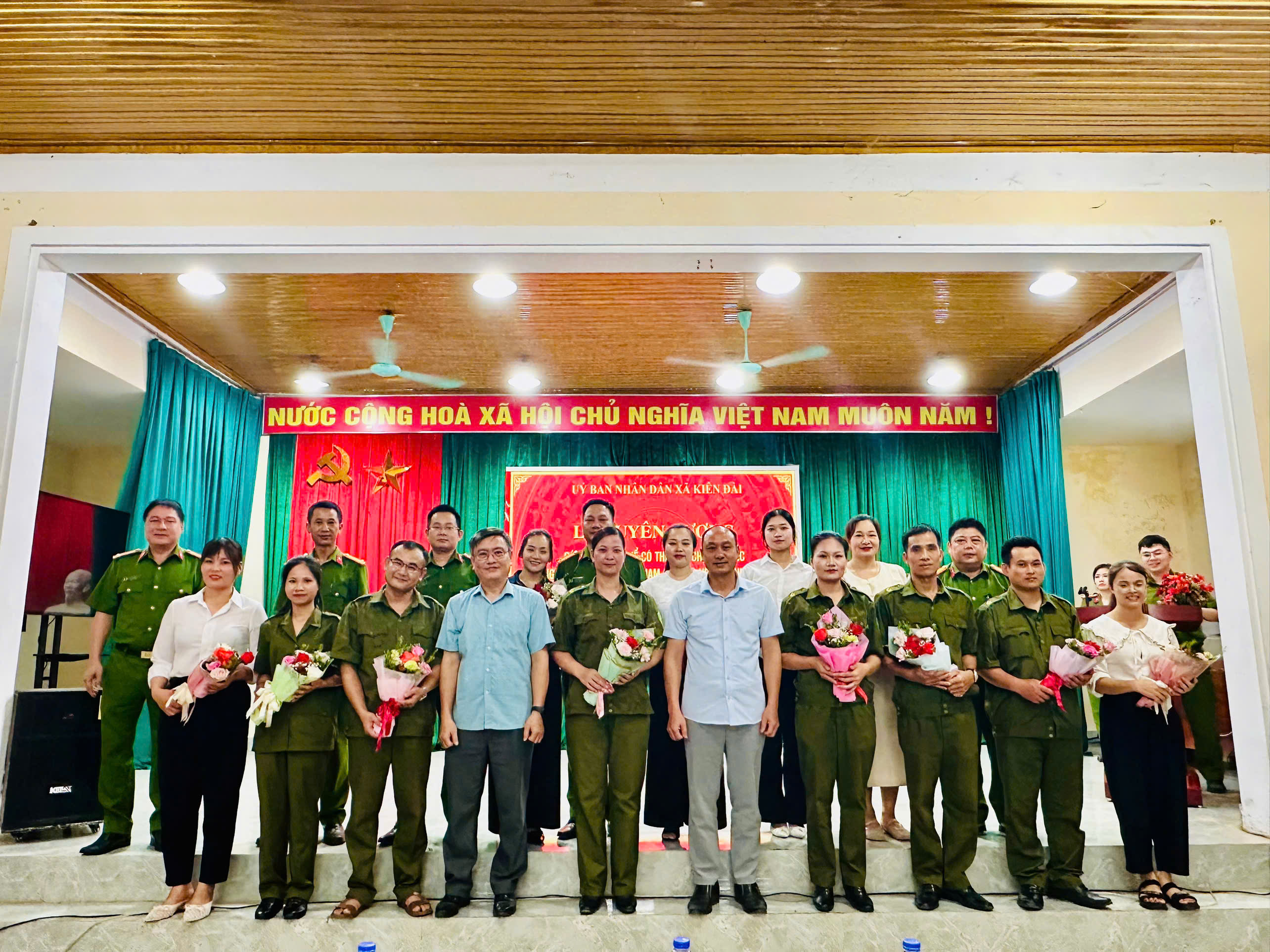 KIÊN ĐÀI - TUYÊN DƯƠNG CÁ NHÂN, TẬP THỂ XUẤT SẮC TẠI HỘI THI LỰC LƯỢNG THAM GIA BẢO VỆ AN NINH, TRẬT TỰ Ở CƠ SỞ GIỎI TỈNH TUYÊN QUANG LẦN THỨ I, NĂM 2026