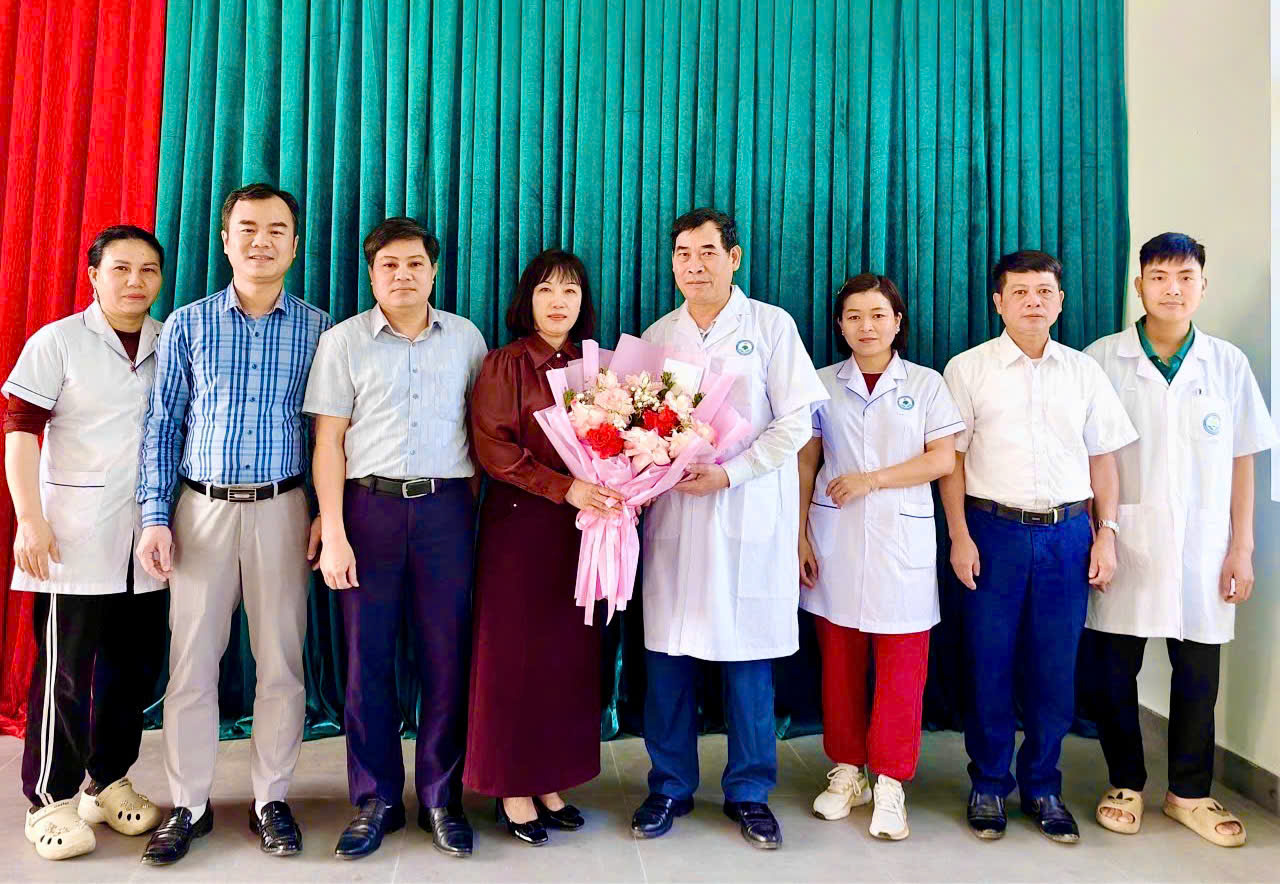 LÃNH ĐẠO XÃ PHÚ LƯƠNG THĂM, CHÚC MỪNG TRẠM Y TẾ NHÂN NGÀY THẦY THUỐC VIỆT NAM 27/2