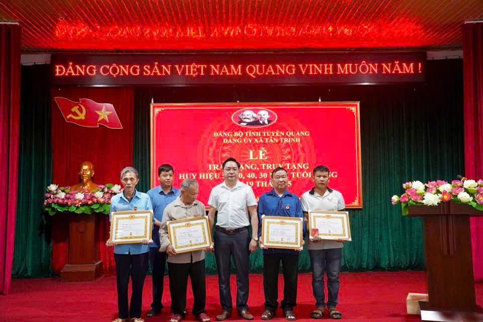 ĐẢNG BỘ XÃ TÂN TRỊNH TỔ CHỨC LỄ TRAO TẶNG HUY HIỆU ĐẢNG ĐỢT 19/5/2026