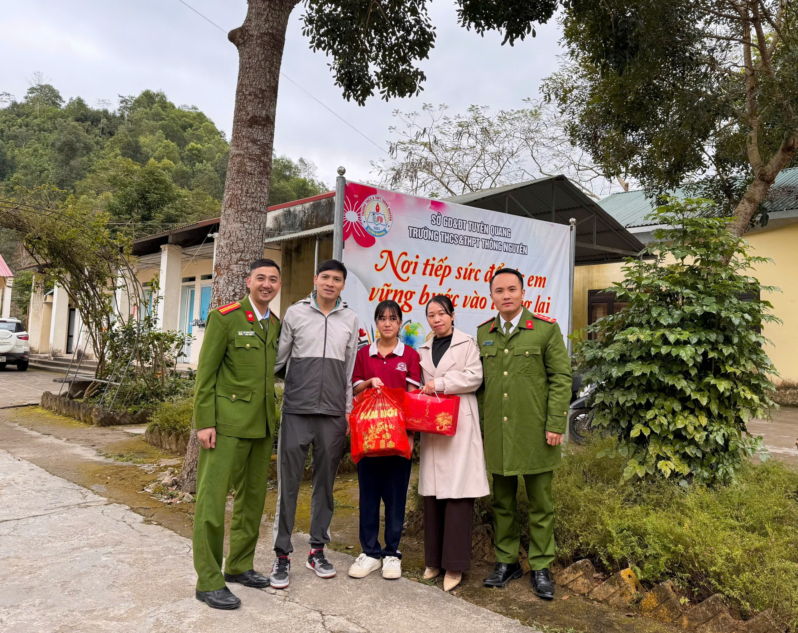 CÔNG AN XÃ THÔNG NGUYÊN TRAO QUÀ TẾT CHO CHÁU NHỎ MỒ CÔI