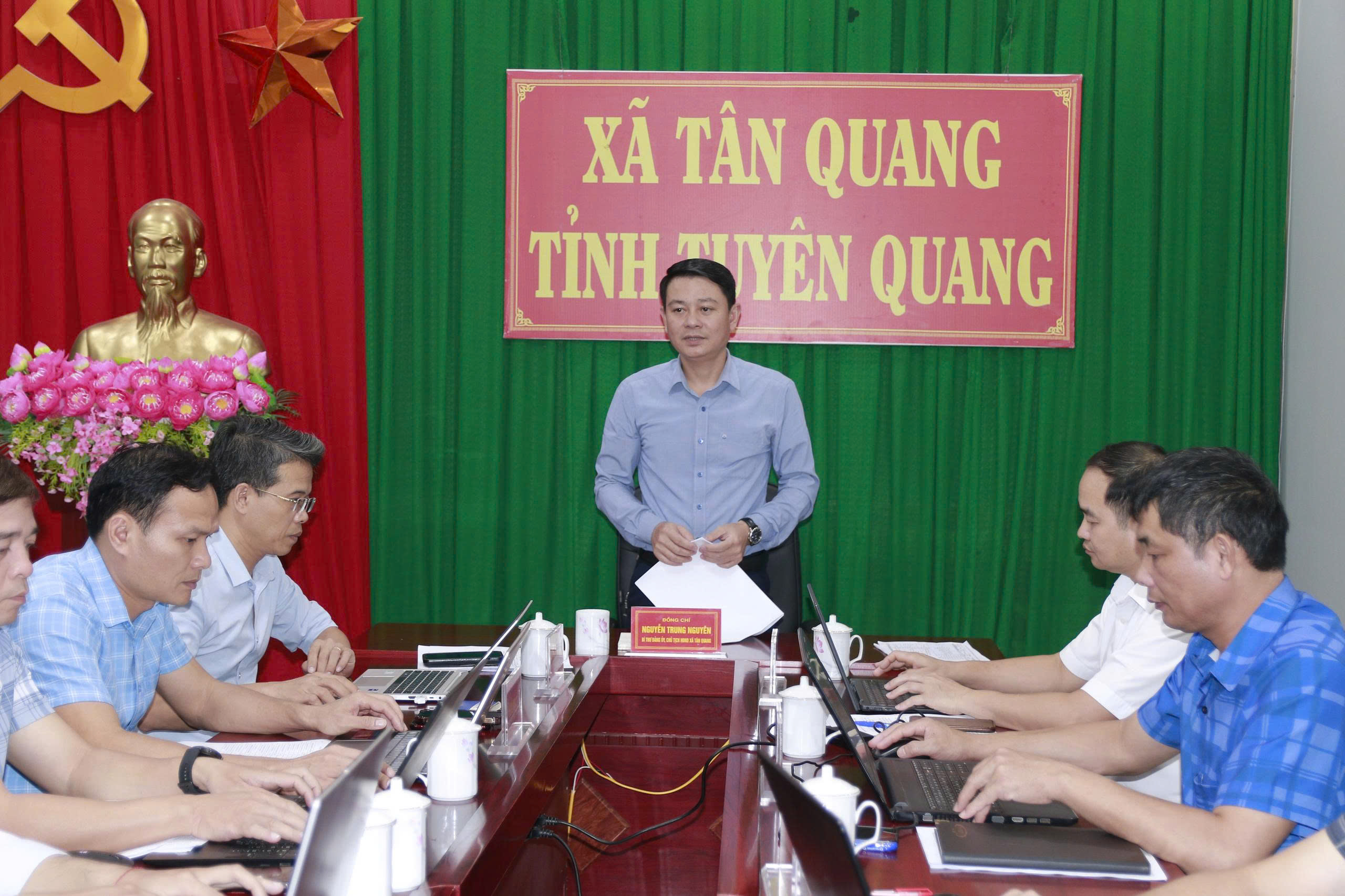 Bí thư Đảng ủy xã Tân Quang làm việc với Phòng Kinh tế nhằm tiến độ thực hiện các nghị quyết, kế hoạch của Đảng ủy trên lĩnh vực kinh tế 9 tháng đầu năm 2026