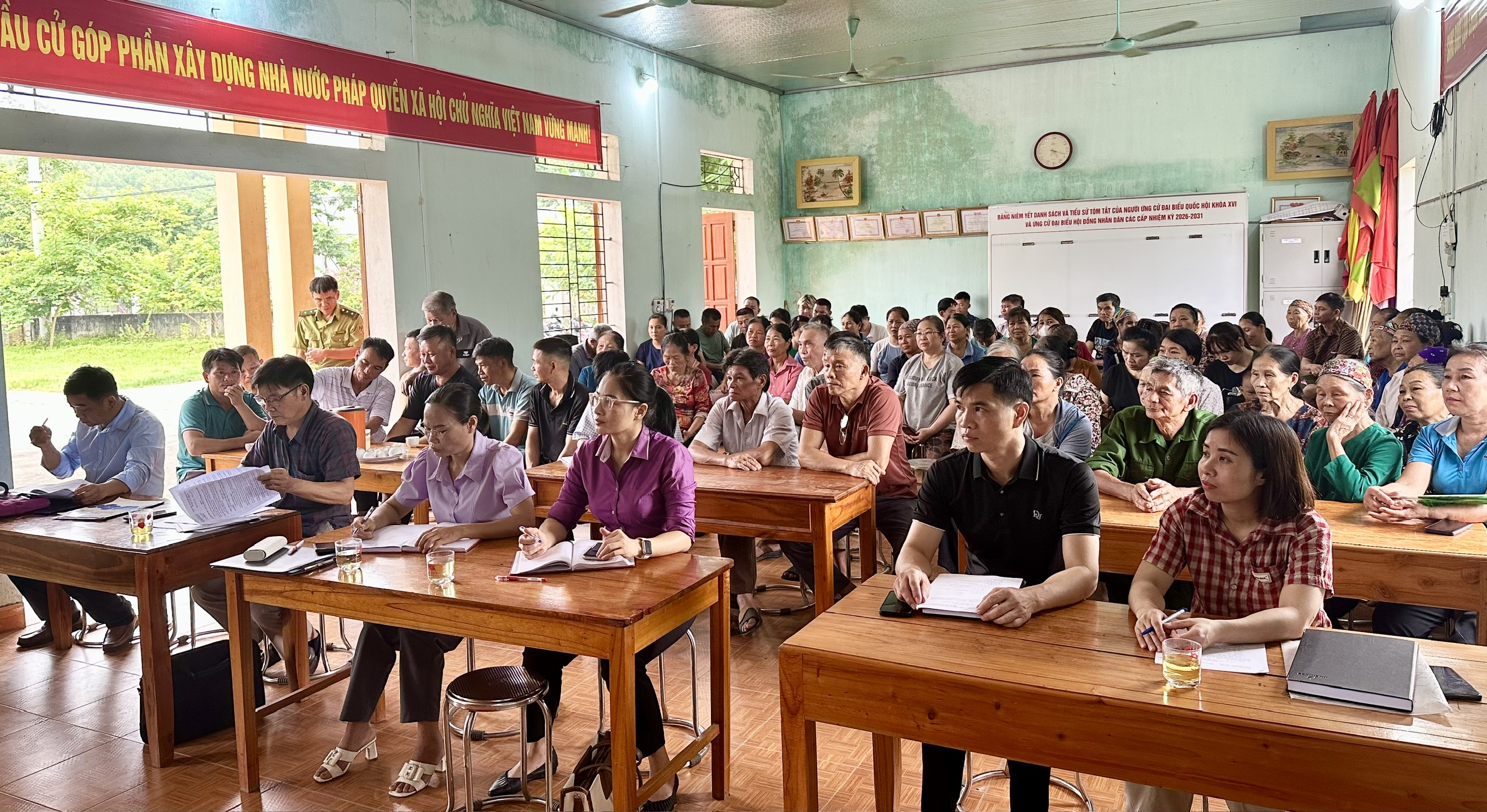 Đồng chí Hứa Thị Hà, Bí thư Đảng ủy, Chủ tịch HĐND xã dự hội nghị lấy ý kiến Nhân dân về Đề án sắp xếp, tổ chức lại thôn trên địa bàn xã tại thôn Cả, thôn Tân Thành