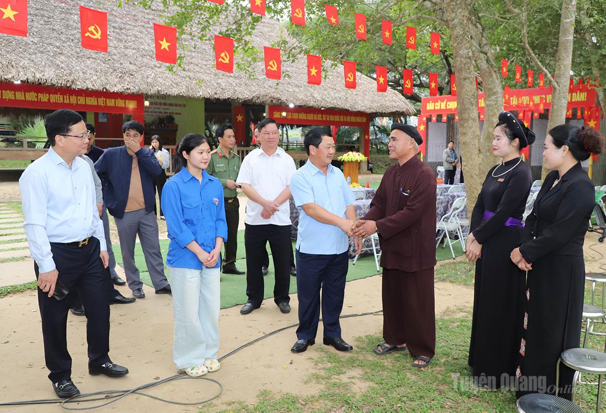 Bí thư Tỉnh ủy Hầu A Lềnh kiểm tra công tác chuẩn bị bầu cử tại xã Tân Trào