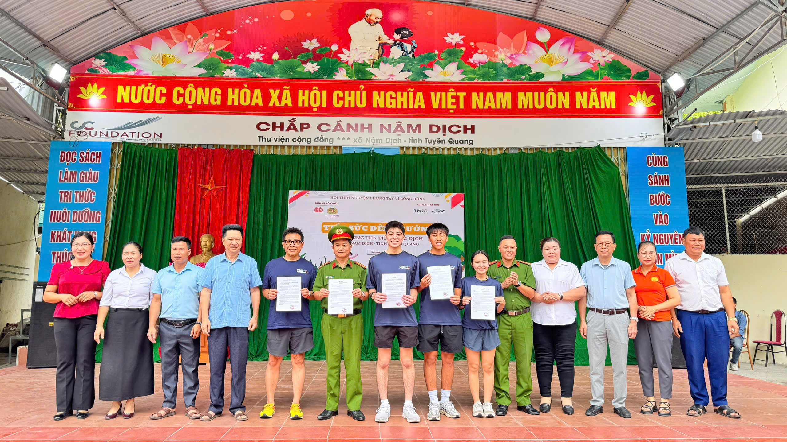 PHÒNG CẢNH SÁT QLHC VỀ TTXH TIẾP SỨC ĐẾN TRƯỜNG