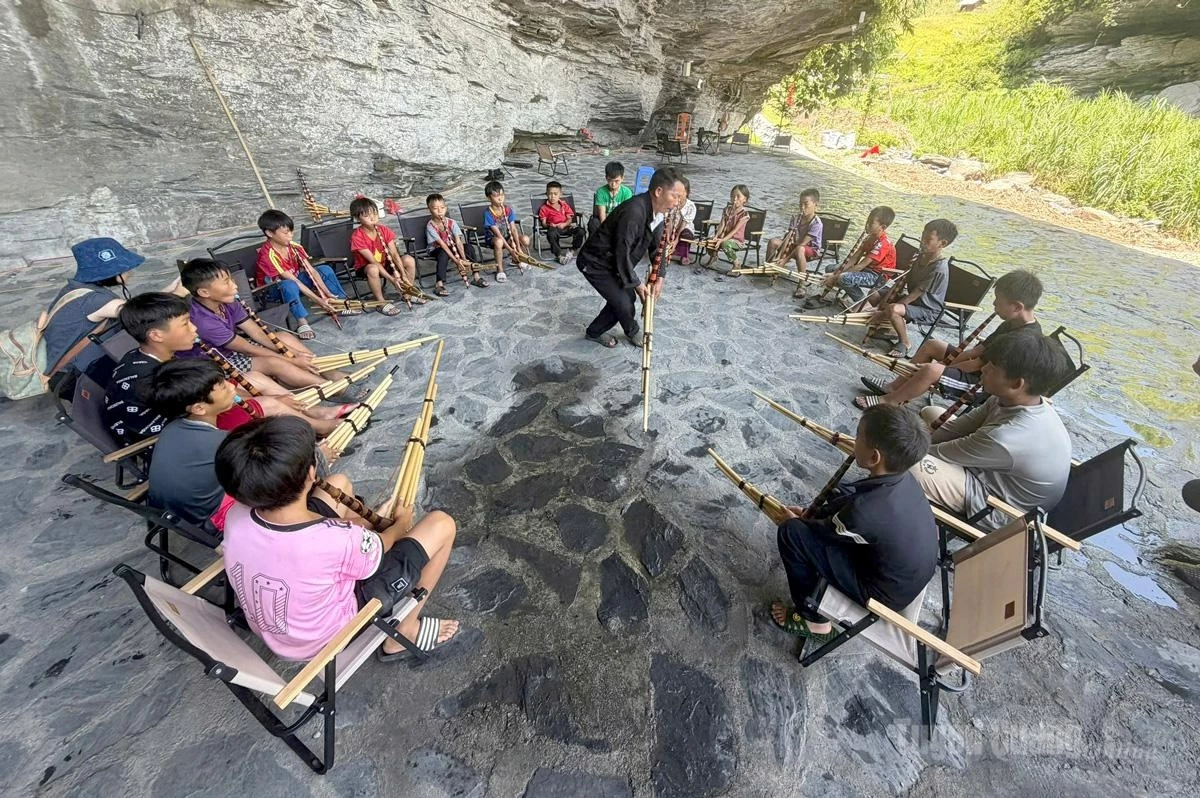 Artisan preserves the Hmong flute tradition through free community classes