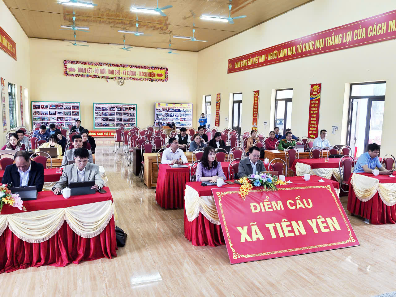 ĐẢNG ỦY XÃ TIÊN YÊN THAM DỰ HỘI NGHỊ TRỰC TUYẾN NGHIÊN CỨU, HỌC TẬP, QUÁN TRIỆT VÀ TRIỂN KHAI THỰC HIỆN NGHỊ QUYẾT ĐẠI HỘI XIV CỦA ĐẢNG