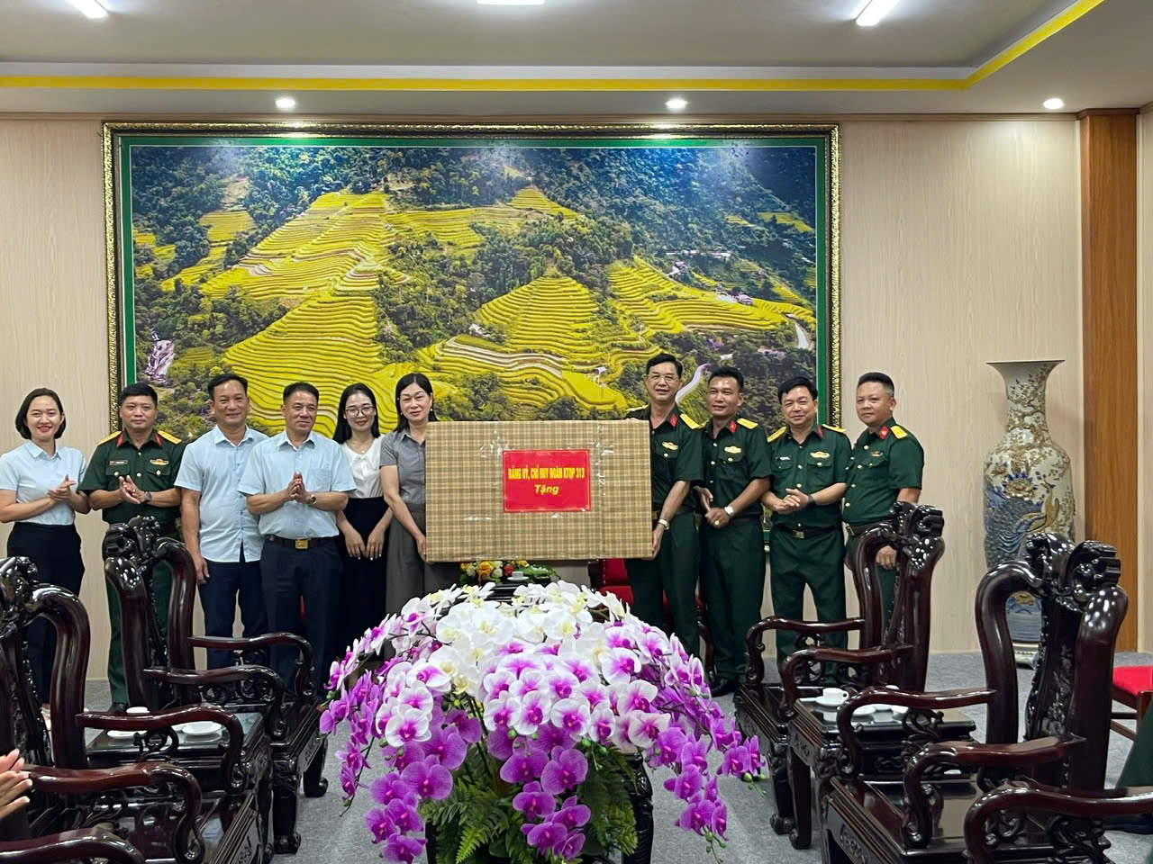 ĐOÀN CÔNG TÁC XÃ THÀNG TÍN THĂM, LÀM VIỆC VÀ TRAO ĐỔI KINH NGHIỆM TẠI ĐOÀN KINH TẾ QUỐC PHÒNG 313